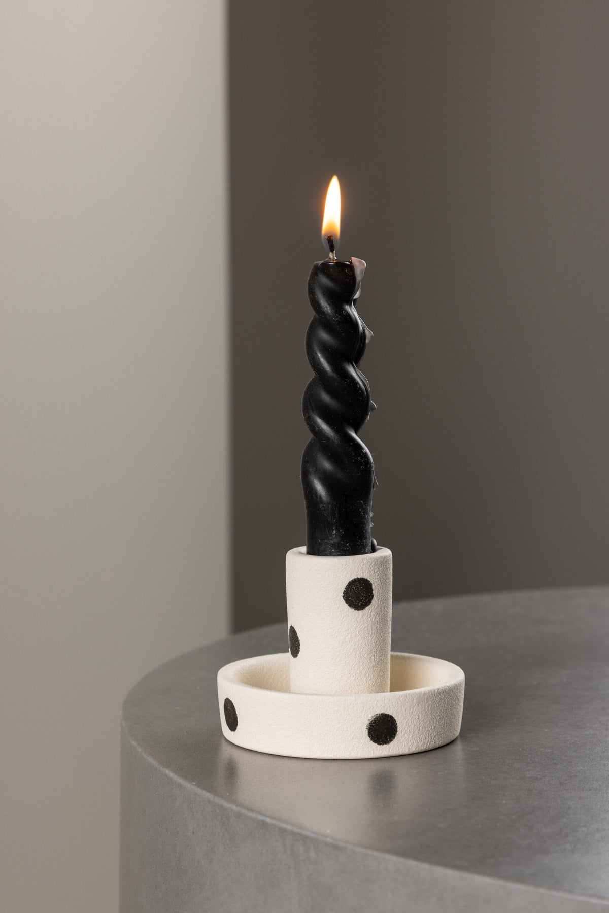 Runder weisser Kerzenständer Ceco aus Ton mit schlichter, minimalistischer Form, Durchmesser 11 cm, Höhe 6 cm.