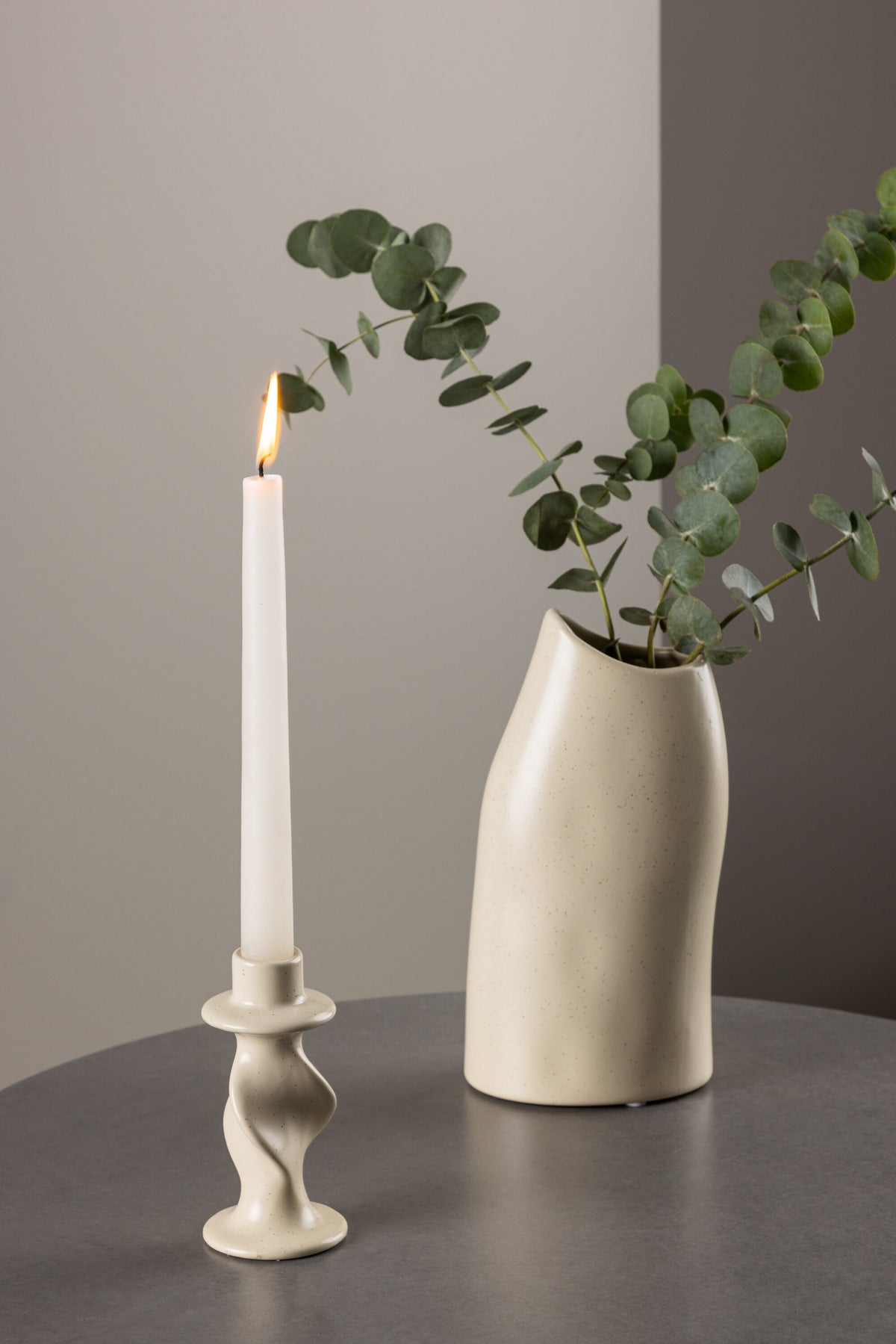 Kleiner runder Kerzenständer aus beigem Steinzeug, schlichte Form, Durchmesser 6 cm, Höhe 12 cm, Glory-Serie von Venture Home