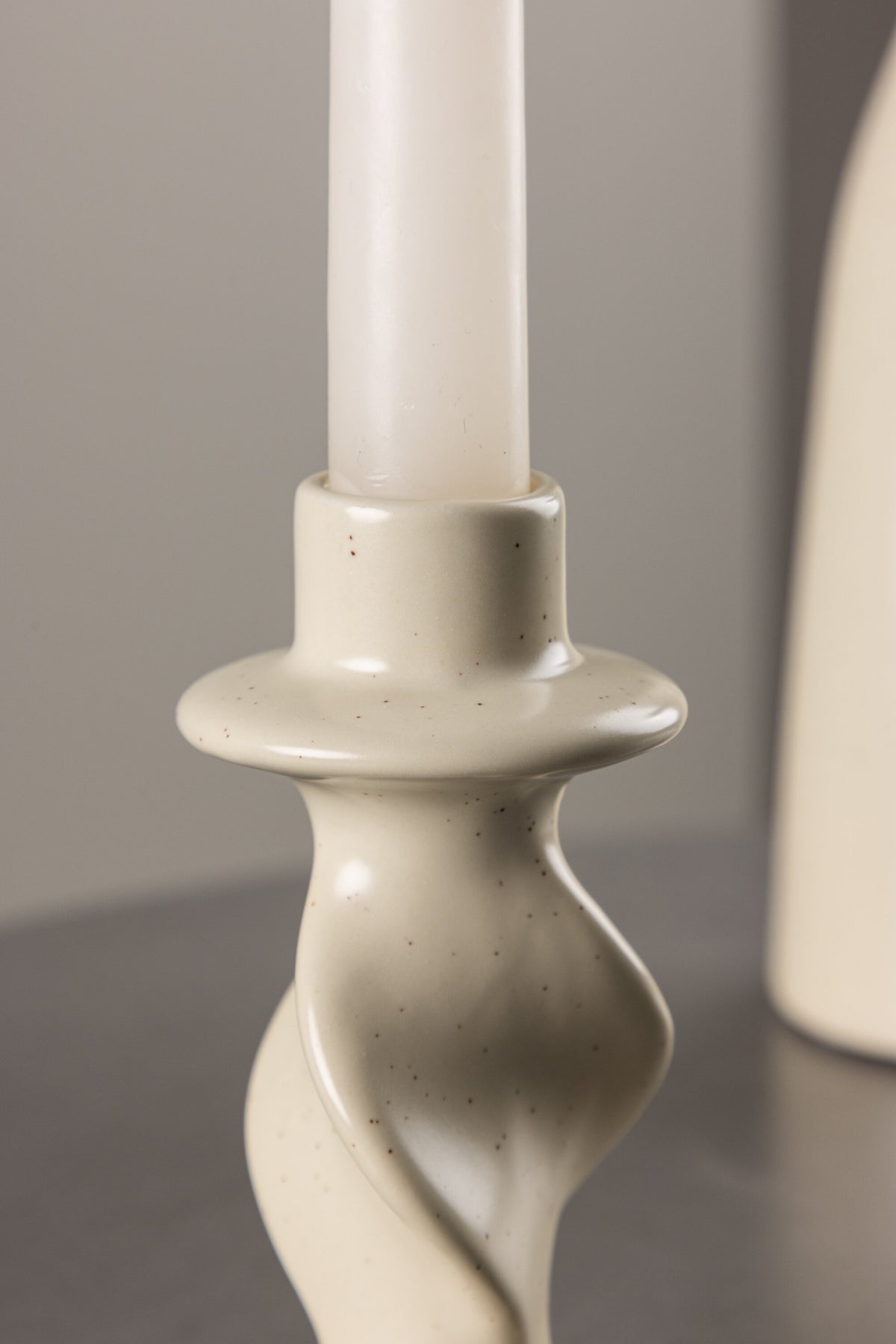 Kleiner runder Kerzenständer aus beigem Steinzeug, schlichte Form, Durchmesser 6 cm, Höhe 12 cm, Glory-Serie von Venture Home