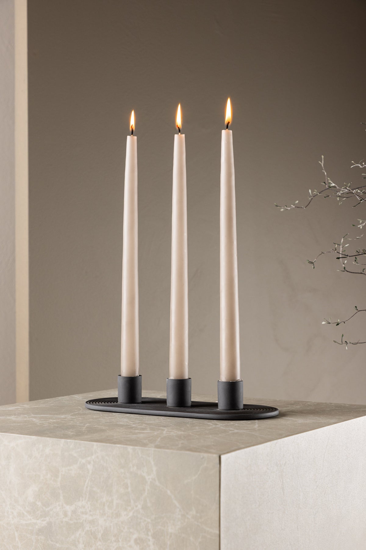 Ovaler Kerzenständer Dian aus grauem Ton, Venture Home, mit Platz für drei Kerzen, in kompakter Grösse D:12cm x H:4cm.