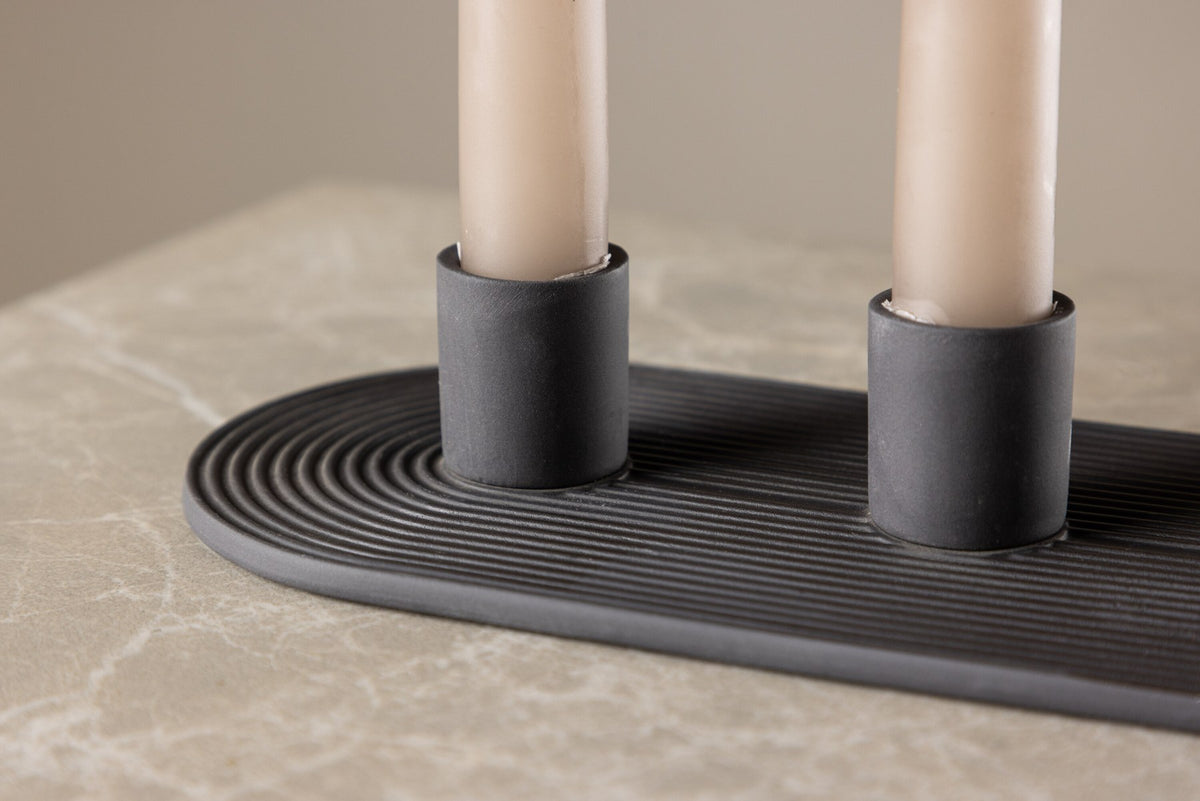 Ovaler Kerzenständer Dian aus grauem Ton, Venture Home, mit Platz für drei Kerzen, in kompakter Grösse D:12cm x H:4cm.