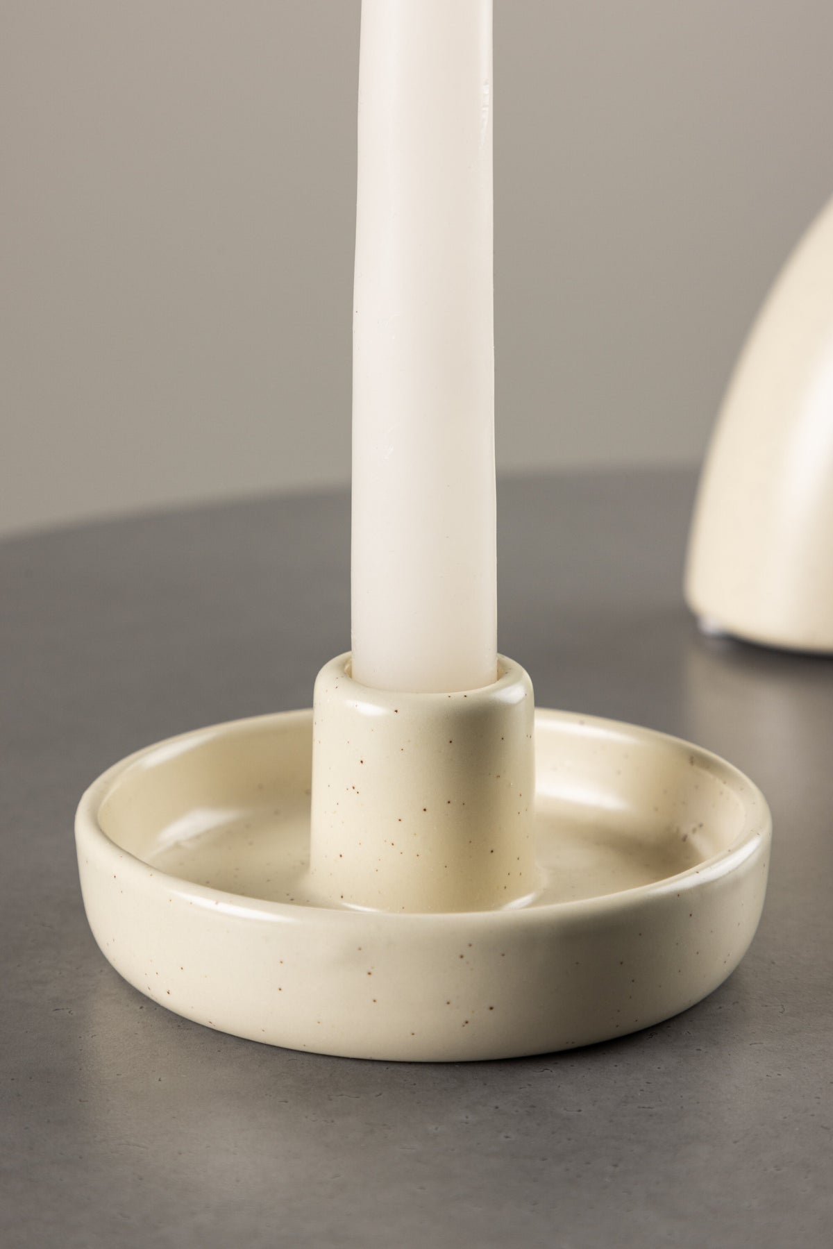 Runder Kerzenständer Otis aus schwarzem Steinzeug mit glatter Oberfläche, Durchmesser 11 cm, Höhe 5 cm, minimalistische Form.