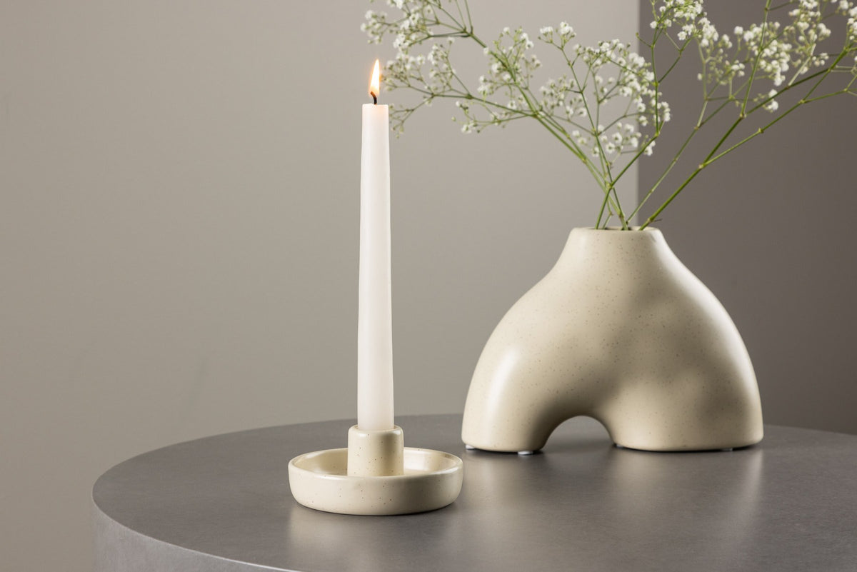 Runder Kerzenständer Otis aus schwarzem Steinzeug mit glatter Oberfläche, Durchmesser 11 cm, Höhe 5 cm, minimalistische Form.