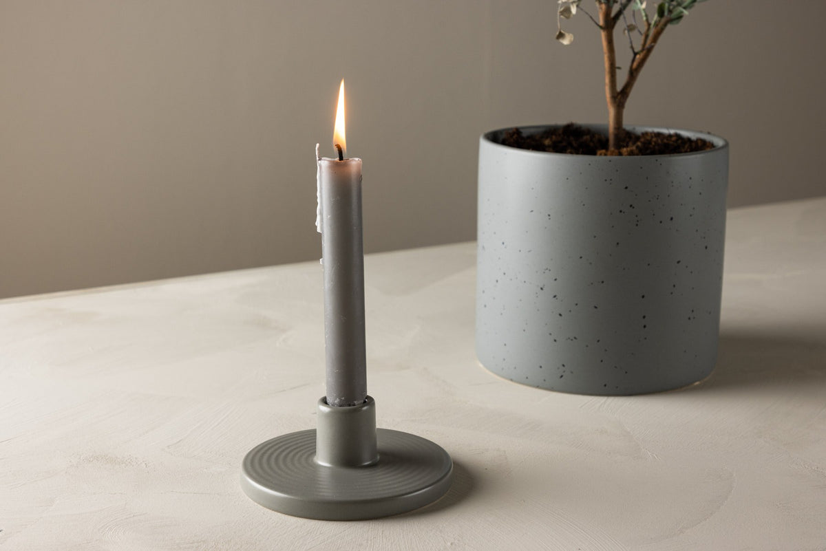 Kerzenständer Bette von Venture Home aus Steinzeug in Schwarz-Weiss, runde Form mit flacher Basis und kleiner Kerzenaufnahme.