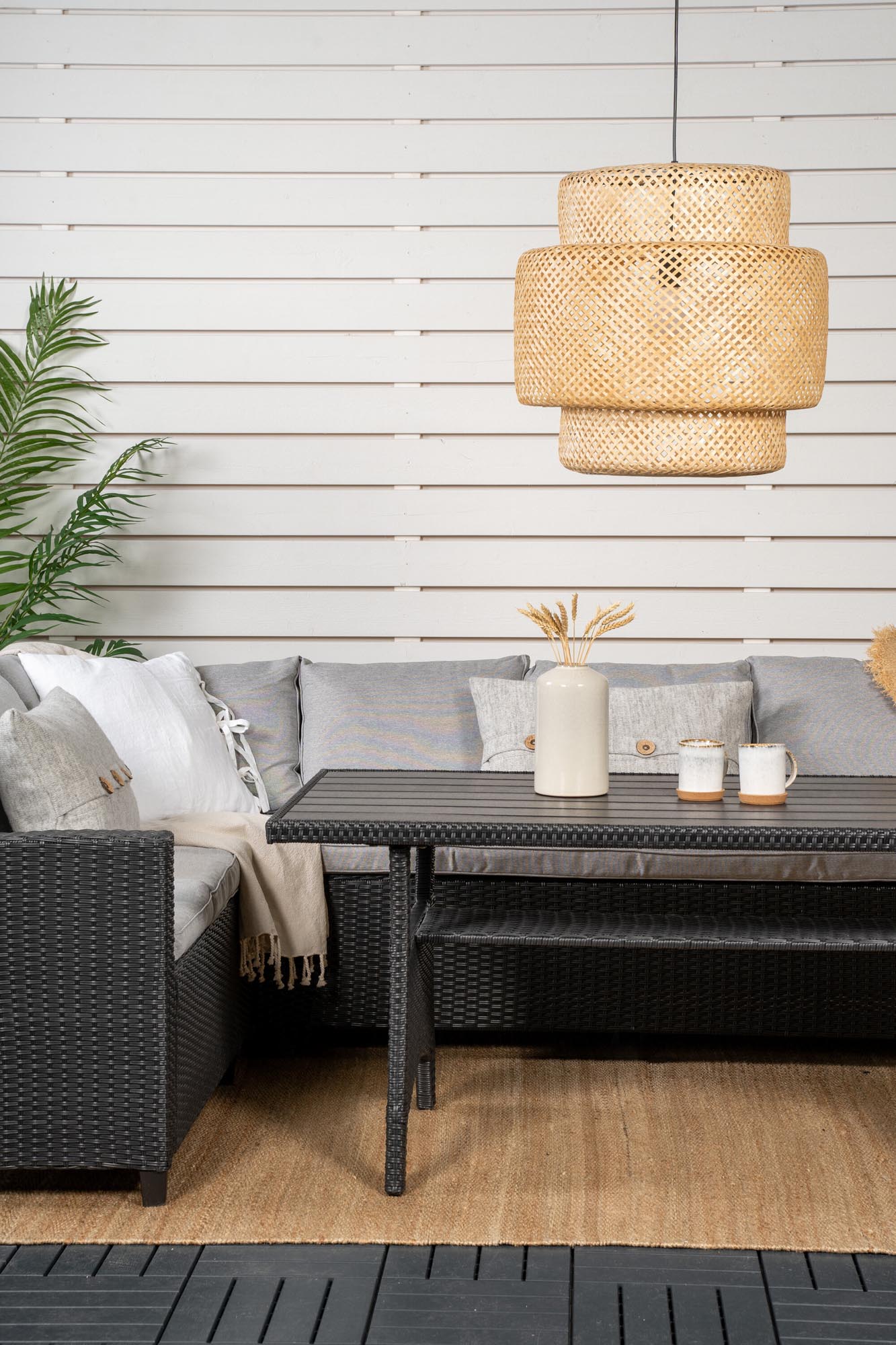 Genießen Sie mit dem Brentwood Ecksofa Outdoorset 145cm von Venture Home stilvolle Momente im Freien. Robust, pflegeleicht und komfortabel!