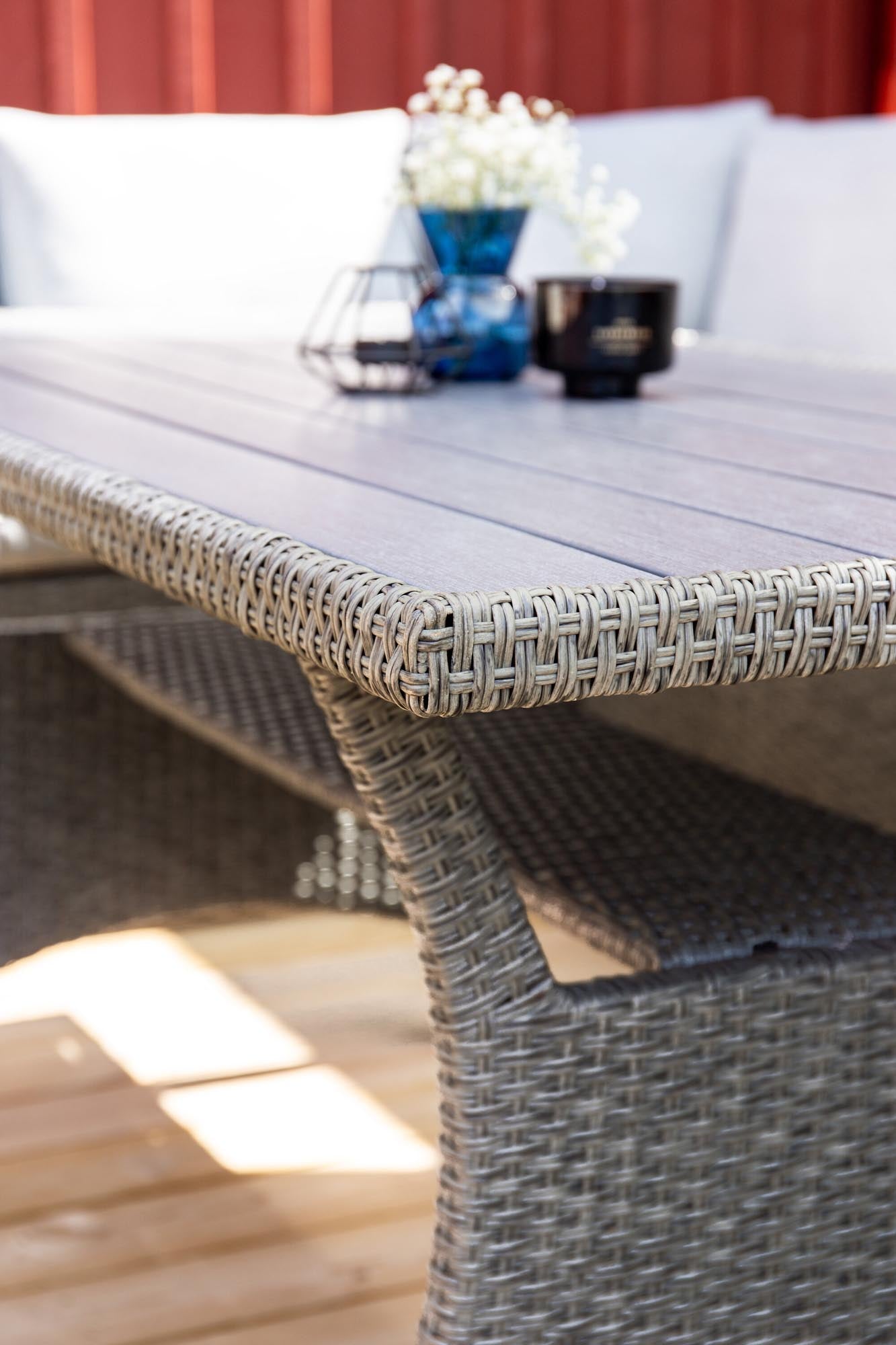 Elegantes Brentwood Ecksofa Outdoorset für 5 Personen. Robustes Kunstrattan, pflegeleicht und wetterfest. Perfekt für entspannte Sommerabende.