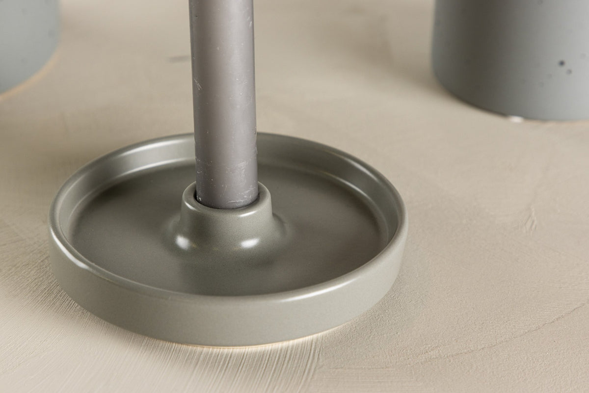 Kerzenständer Bette von Venture Home aus Steinzeug in Schwarz-Weiss, runde Form mit flacher Basis und kleiner Kerzenaufnahme.