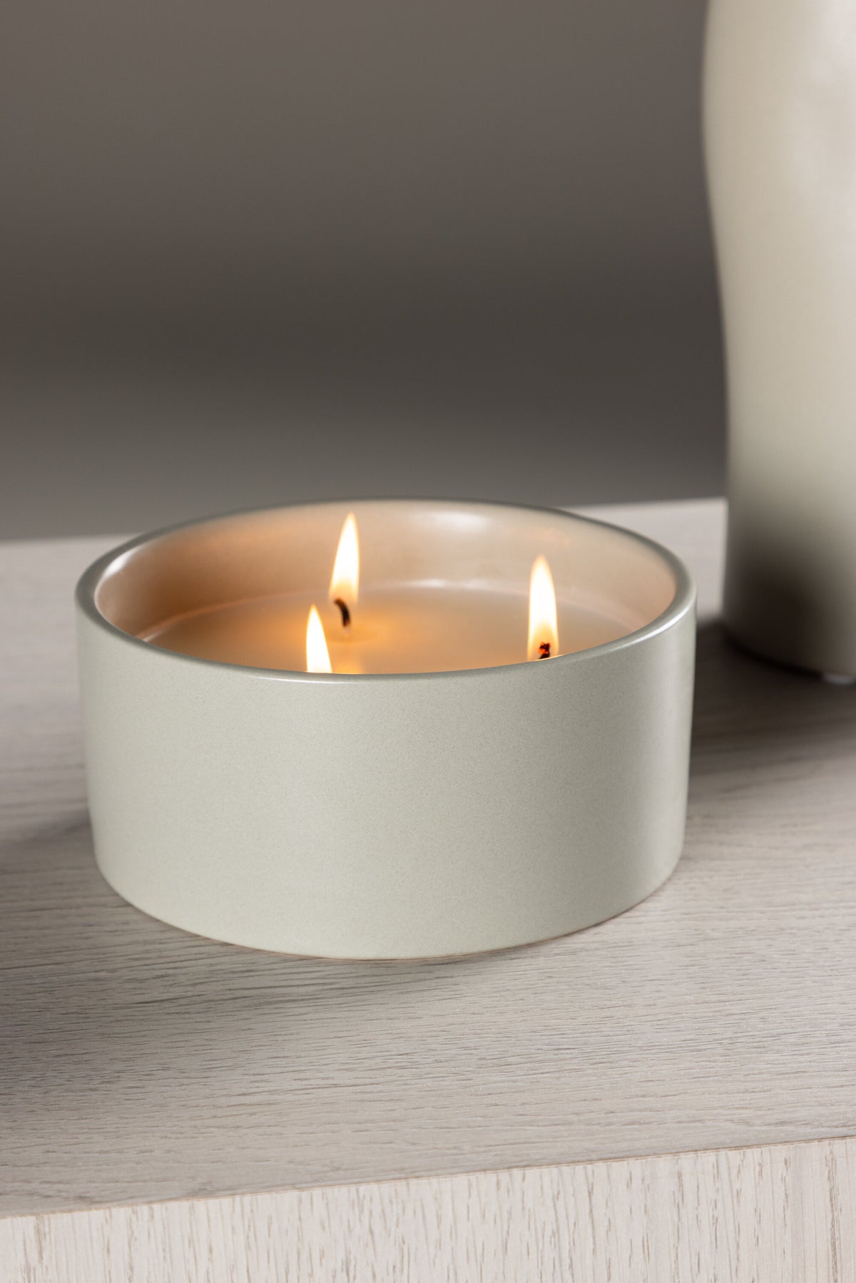 Runde Duftkerze aus braunem Keramikgefäss, Durchmesser 13 cm, Höhe 6 cm, von Venture Home aus der Serie Douglas.