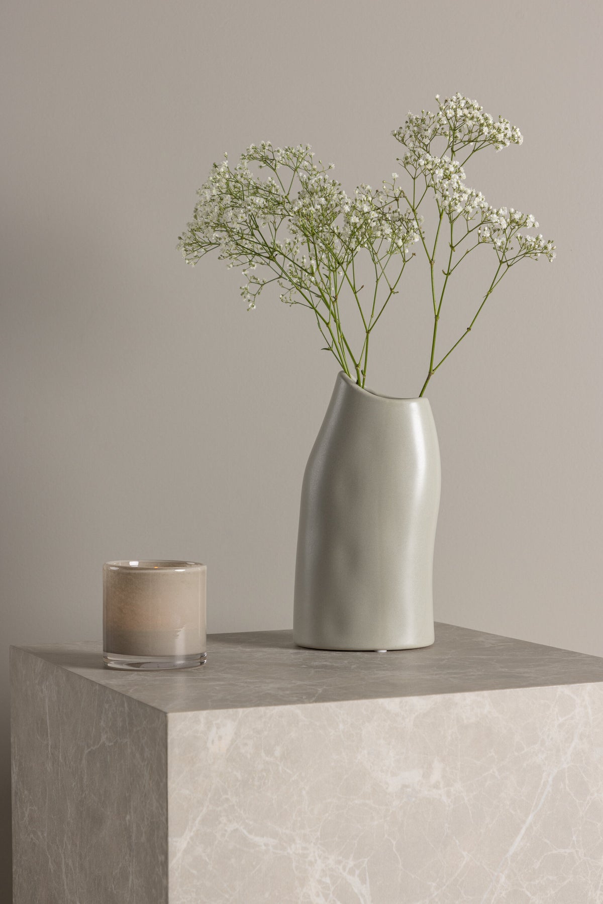 Beige Steinzeug-Vase Ernst mit schwarzen Punkten und glasierter Oberfläche, schlanke Form, Höhe 23 cm.