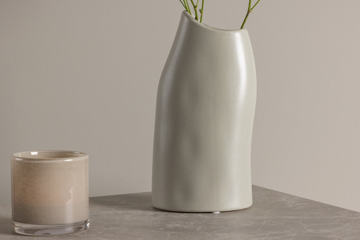 Beige Steinzeug-Vase Ernst mit schwarzen Punkten und glasierter Oberfläche, schlanke Form, Höhe 23 cm.