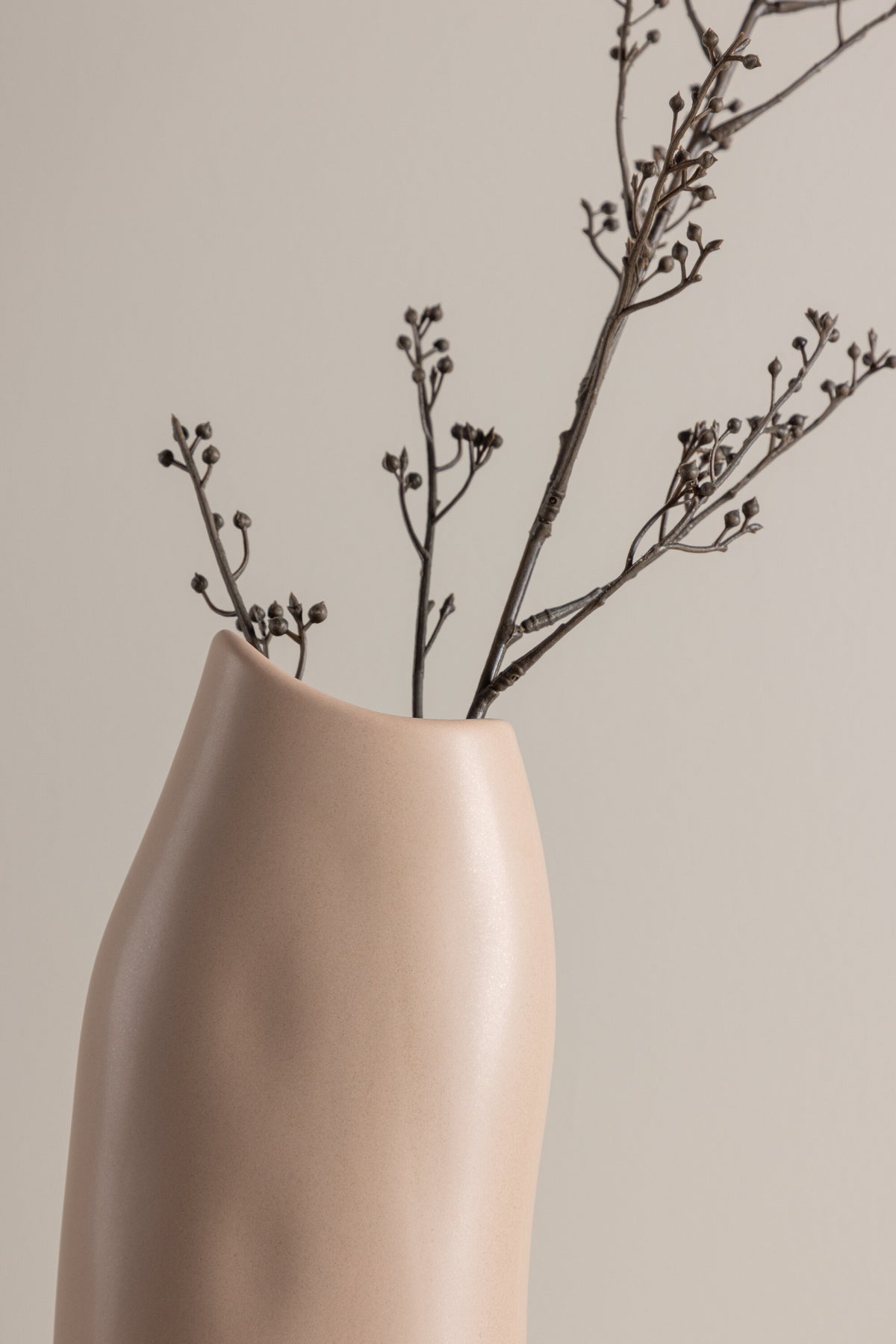 Beige Steinzeug-Vase Ernst mit schwarzen Punkten und glasierter Oberfläche, schlanke Form, Höhe 23 cm.