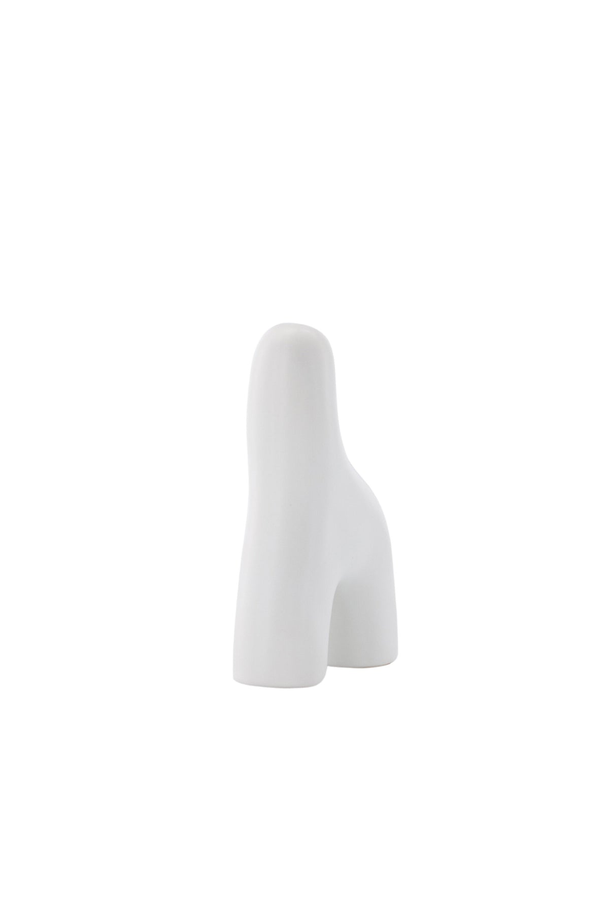 Weisse Vase Aya von Venture Home aus Steinzeug mit schlanker, eigenwilliger Form, freigestellt fotografiert.
