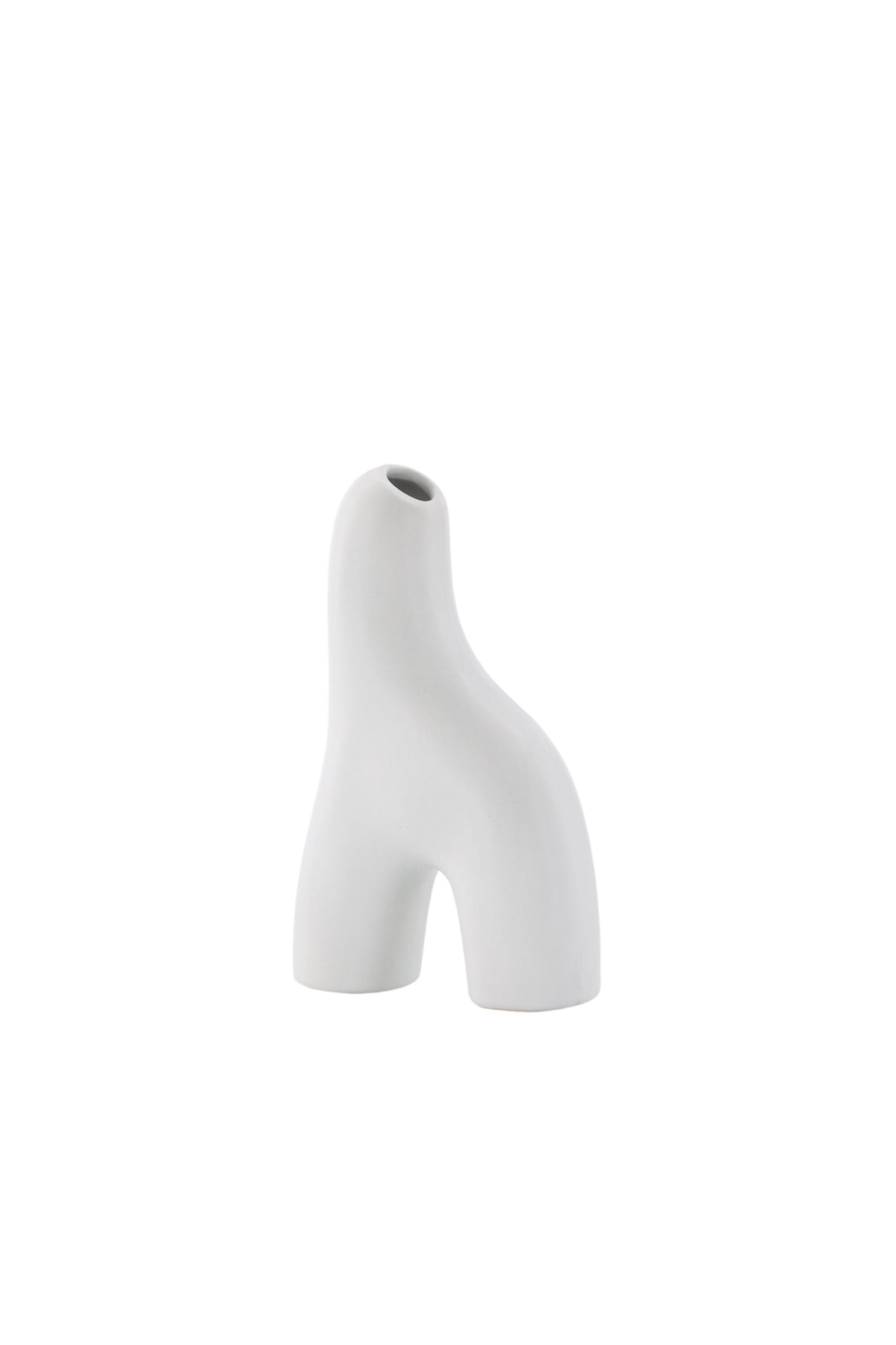 Weisse Vase Aya von Venture Home aus Steinzeug mit schlanker, eigenwilliger Form, freigestellt fotografiert.