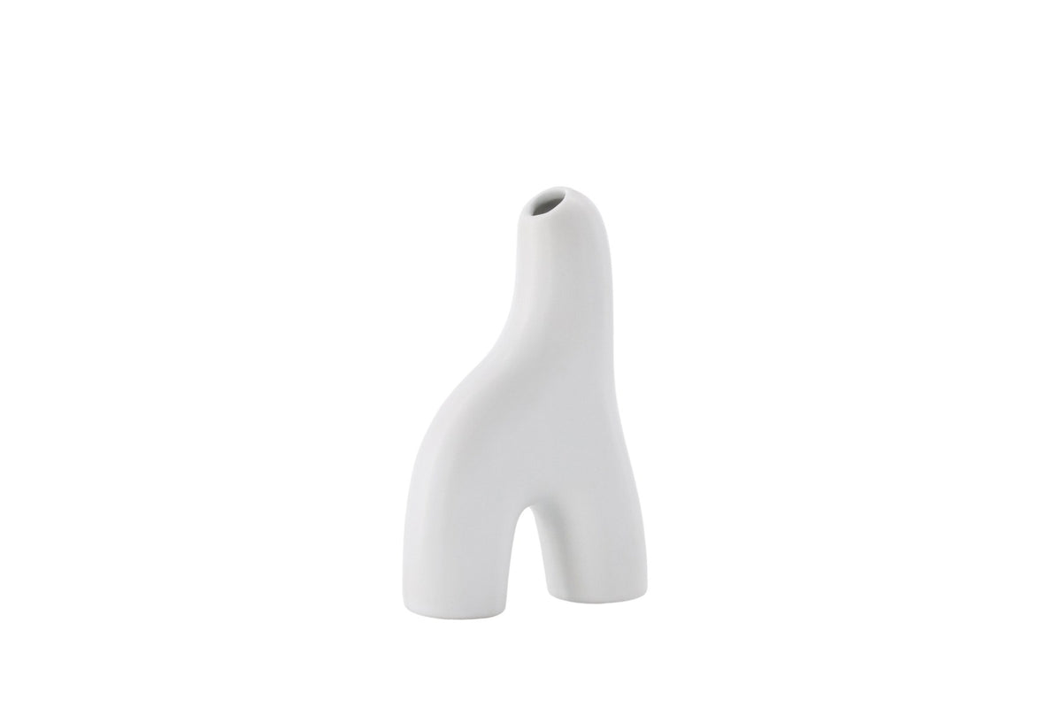 Weisse Vase Aya von Venture Home aus Steinzeug mit schlanker, eigenwilliger Form, freigestellt fotografiert.
