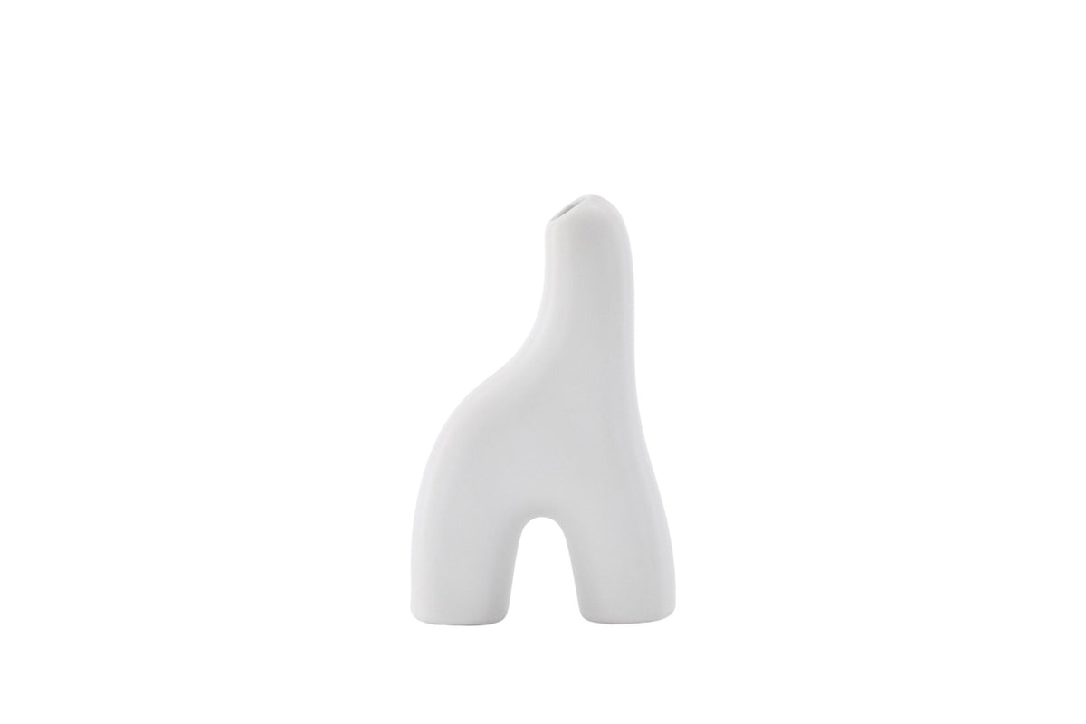 Weisse Vase Aya von Venture Home aus Steinzeug mit schlanker, eigenwilliger Form, freigestellt fotografiert.