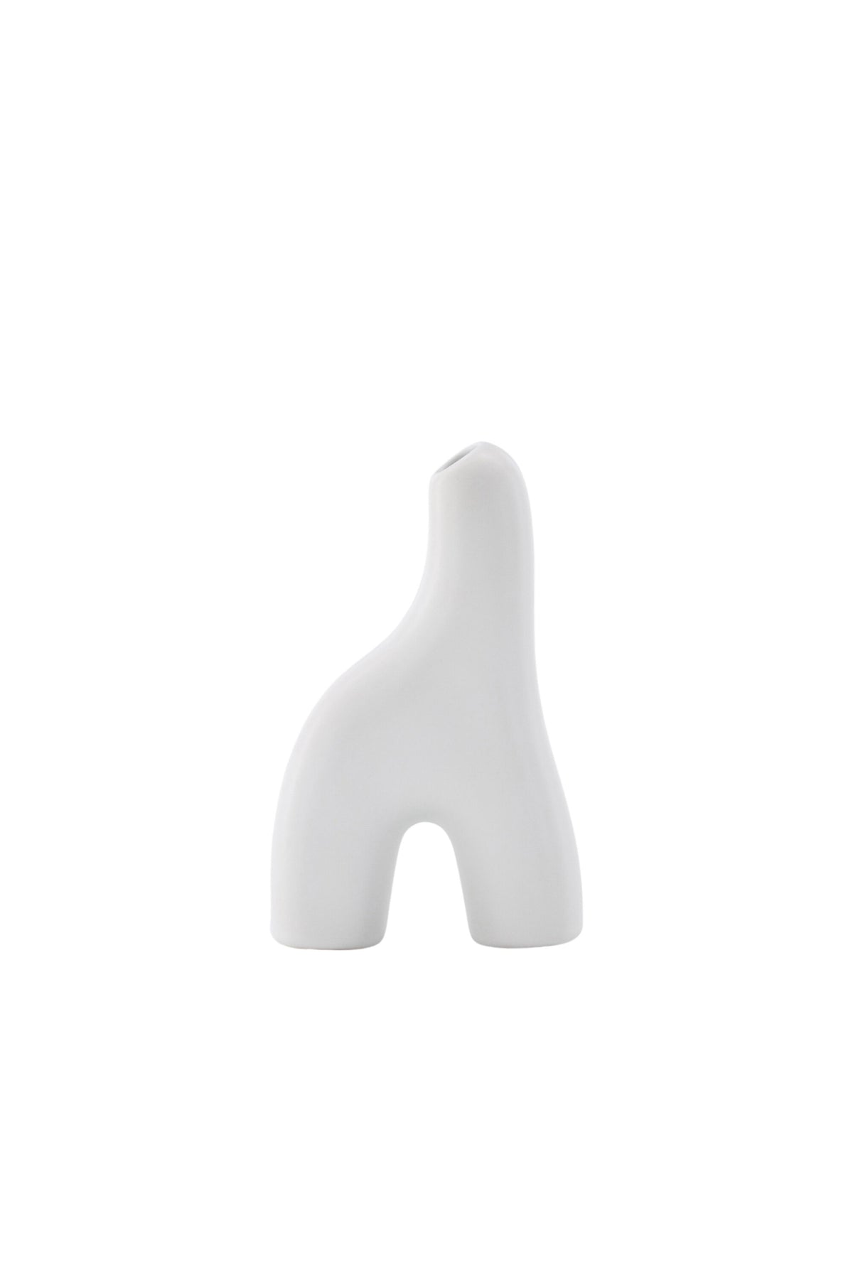 Weisse Vase Aya von Venture Home aus Steinzeug mit schlanker, eigenwilliger Form, freigestellt fotografiert.