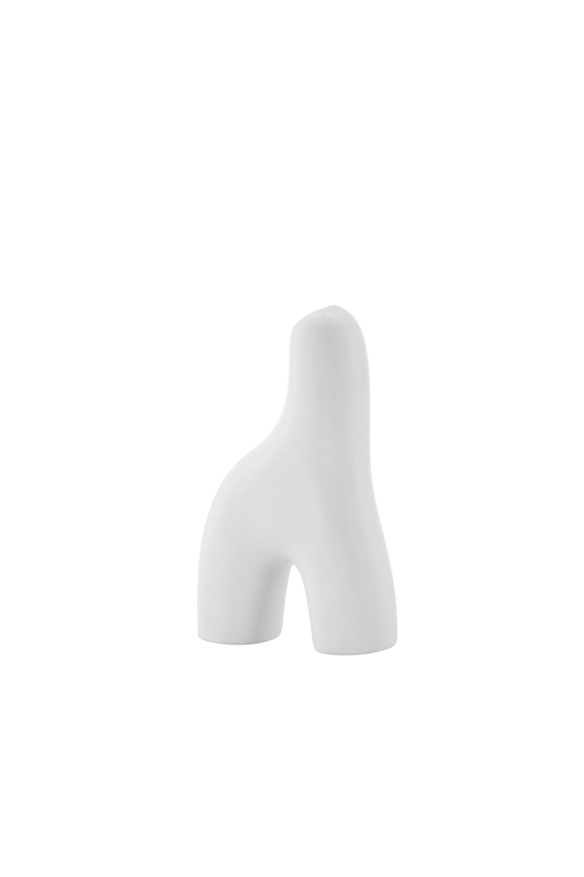 Weisse Vase Aya von Venture Home aus Steinzeug mit schlanker, eigenwilliger Form, freigestellt fotografiert.