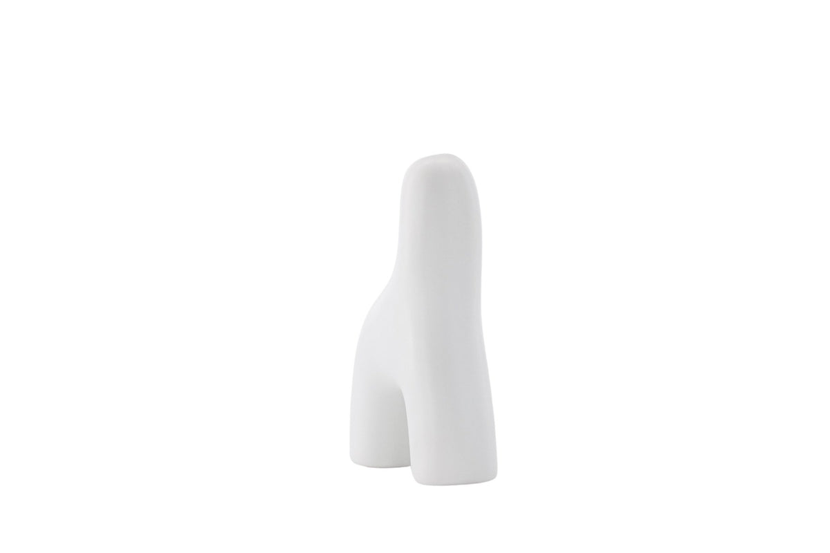 Weisse Vase Aya von Venture Home aus Steinzeug mit schlanker, eigenwilliger Form, freigestellt fotografiert.