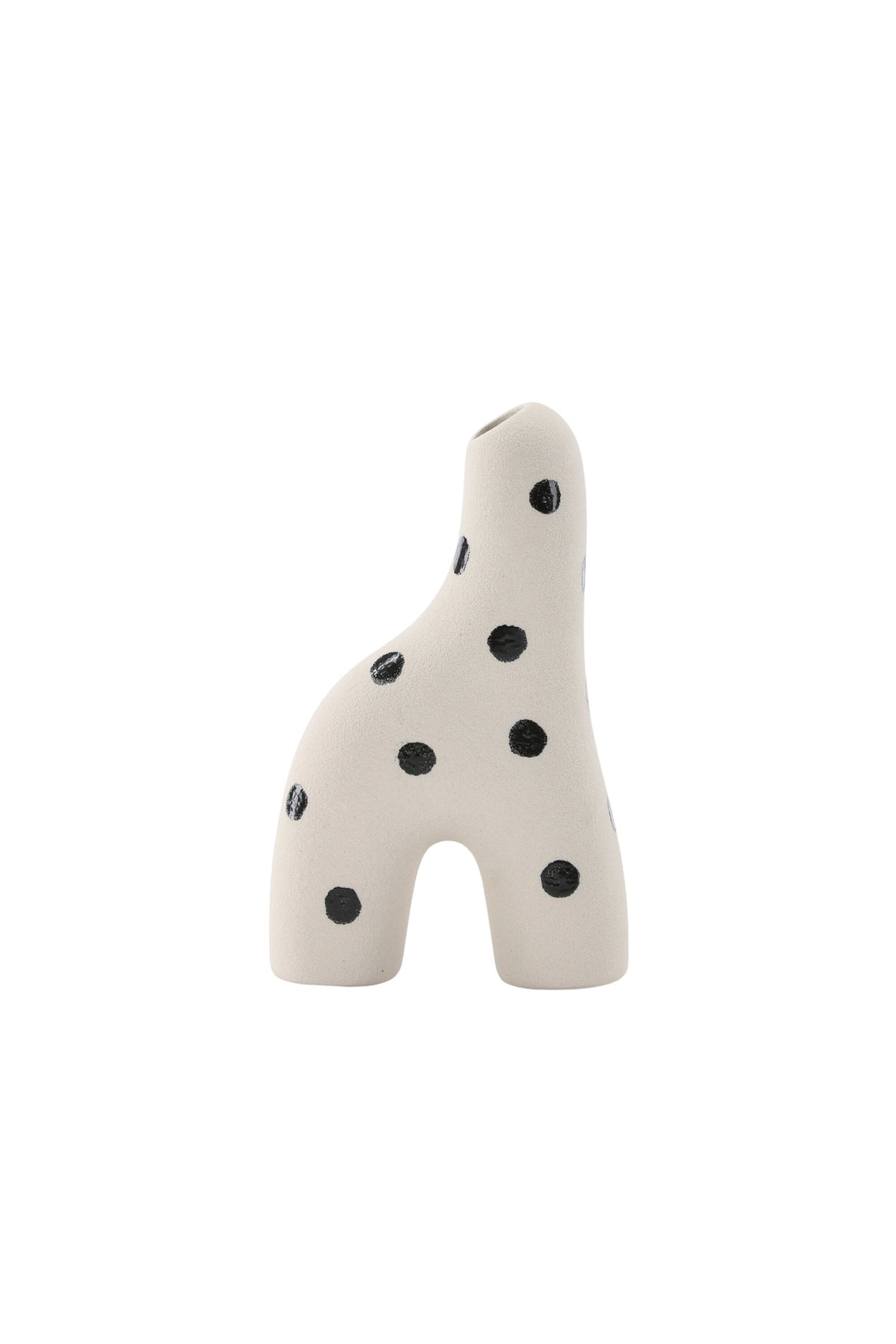 Weisse Vase Aya von Venture Home aus Steinzeug mit schlanker, eigenwilliger Form, freigestellt fotografiert.