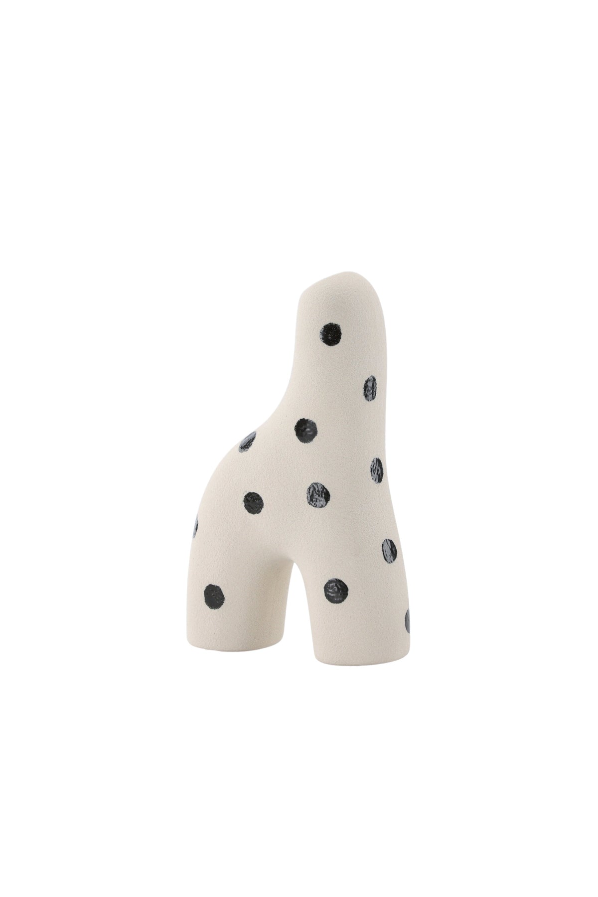 Weisse Vase Aya von Venture Home aus Steinzeug mit schlanker, eigenwilliger Form, freigestellt fotografiert.