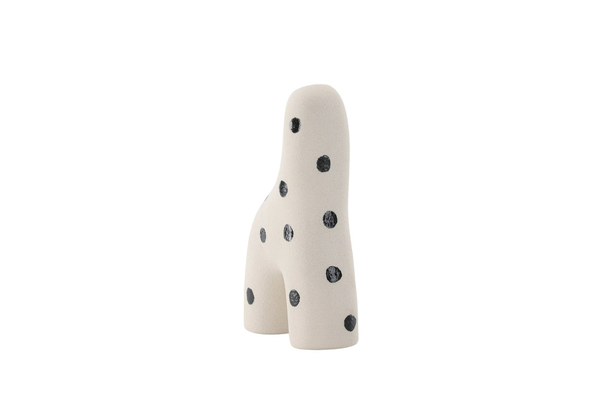 Weisse Vase Aya von Venture Home aus Steinzeug mit schlanker, eigenwilliger Form, freigestellt fotografiert.