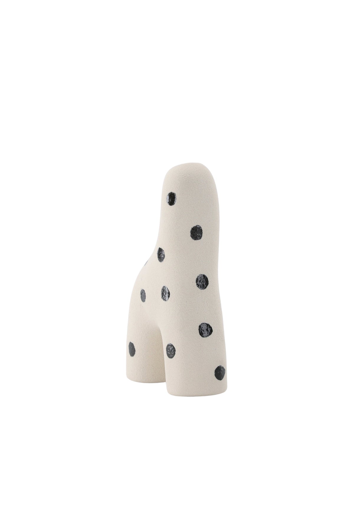 Weisse Vase Aya von Venture Home aus Steinzeug mit schlanker, eigenwilliger Form, freigestellt fotografiert.