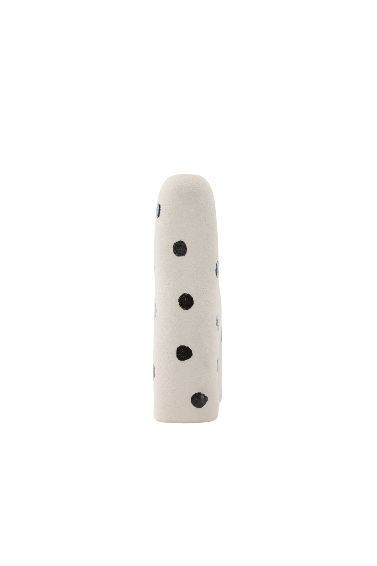 Weisse Vase Aya von Venture Home aus Steinzeug mit schlanker, eigenwilliger Form, freigestellt fotografiert.
