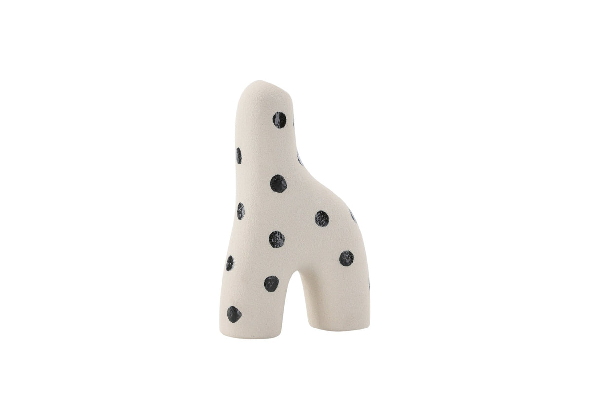 Weisse Vase Aya von Venture Home aus Steinzeug mit schlanker, eigenwilliger Form, freigestellt fotografiert.