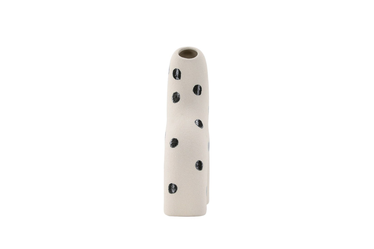 Weisse Vase Aya von Venture Home aus Steinzeug mit schlanker, eigenwilliger Form, freigestellt fotografiert.