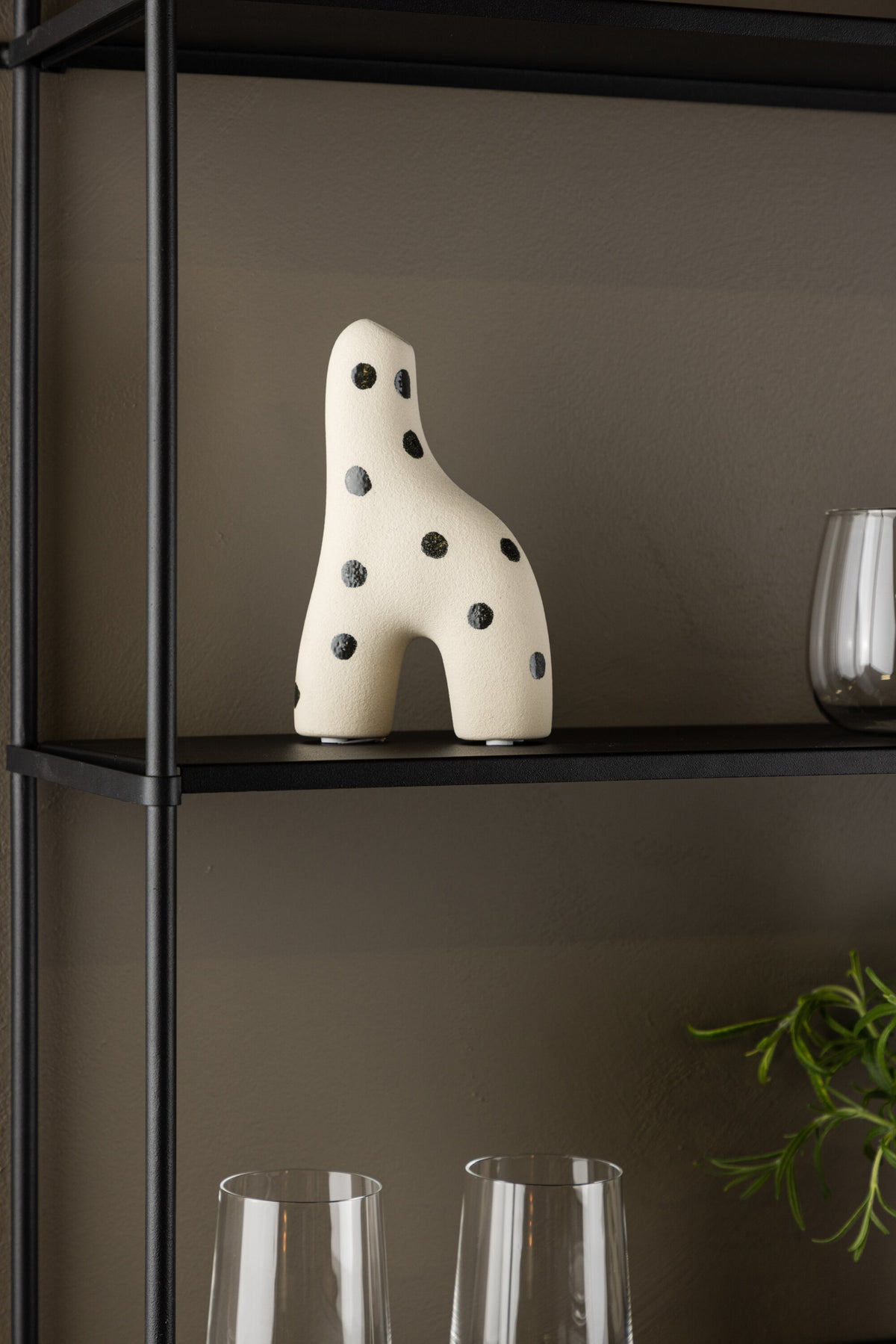 Weisse Vase Aya von Venture Home aus Steinzeug mit schlanker, eigenwilliger Form, freigestellt fotografiert.