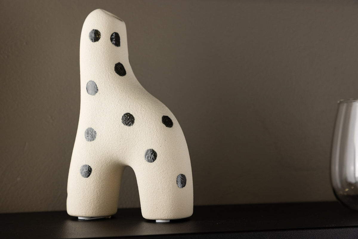 Weisse Vase Aya von Venture Home aus Steinzeug mit schlanker, eigenwilliger Form, freigestellt fotografiert.