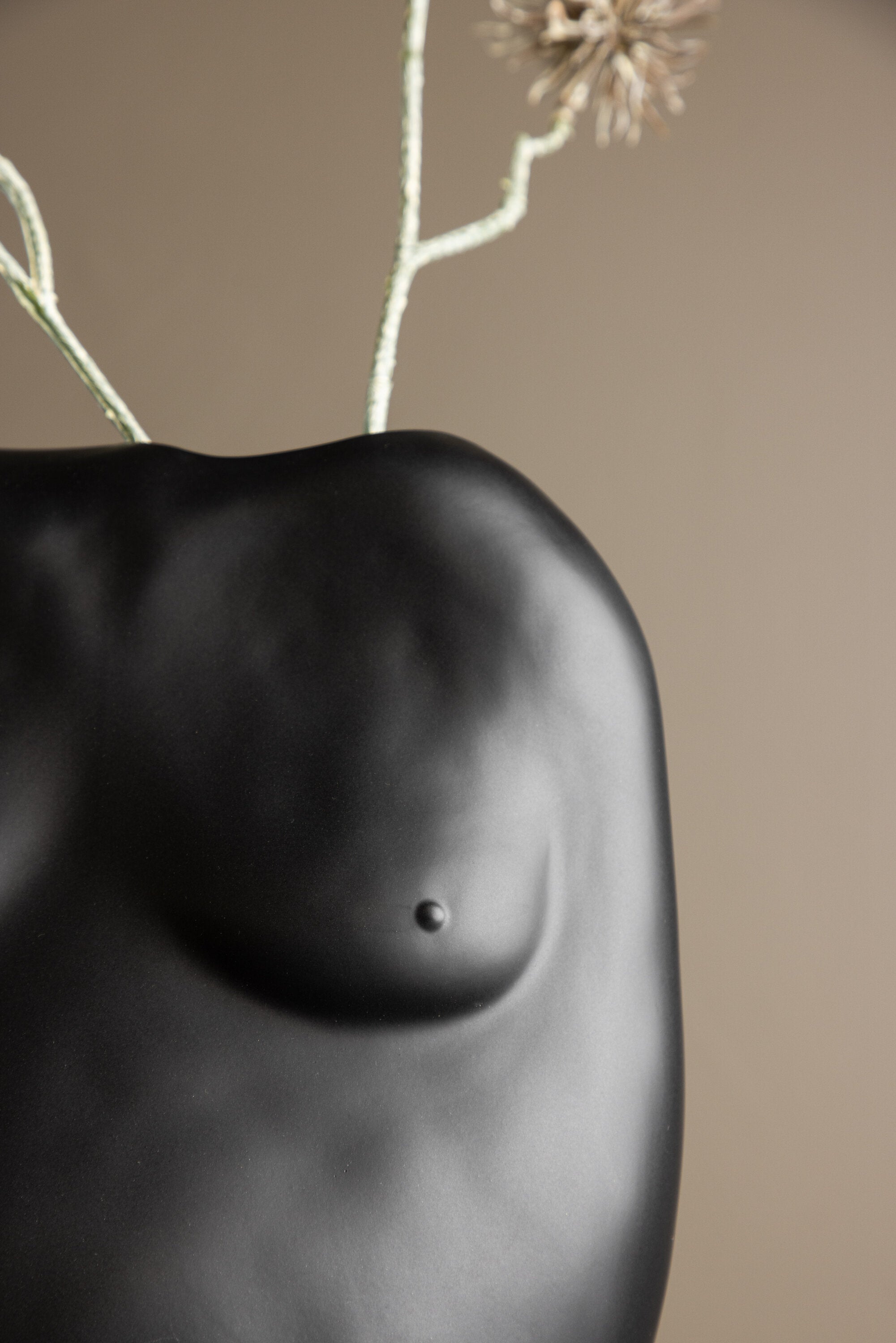Romie Vase in Schwarz präsentiert im Onlineshop von KAQTU Design AG. Vase ist von Venture Home