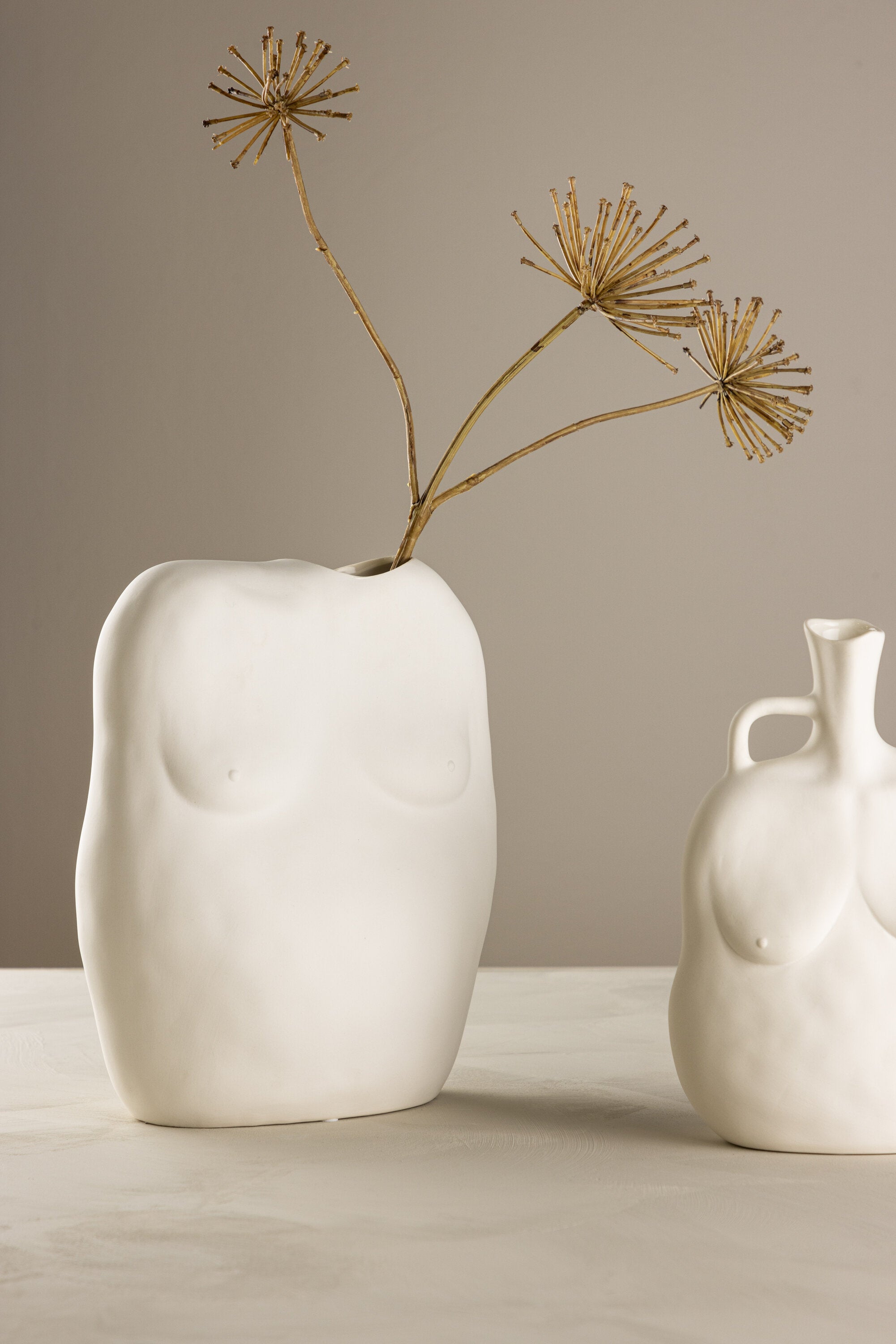 Romie Vase in Cremefarben präsentiert im Onlineshop von KAQTU Design AG. Vase ist von Venture Home