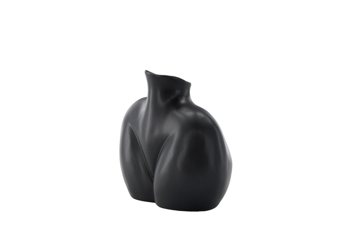 Cremefarbene Harvey Vase aus Steinzeug von Venture Home mit geschwungener, an die weibliche Form angelehnter Silhouette.