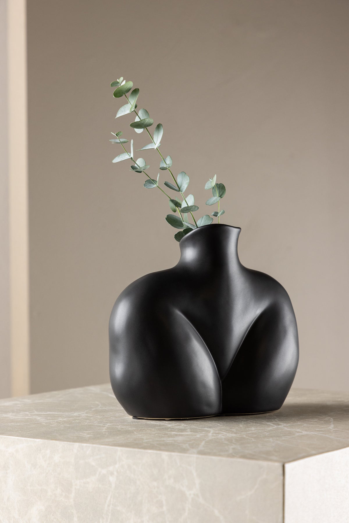 Cremefarbene Harvey Vase aus Steinzeug von Venture Home mit geschwungener, an die weibliche Form angelehnter Silhouette.