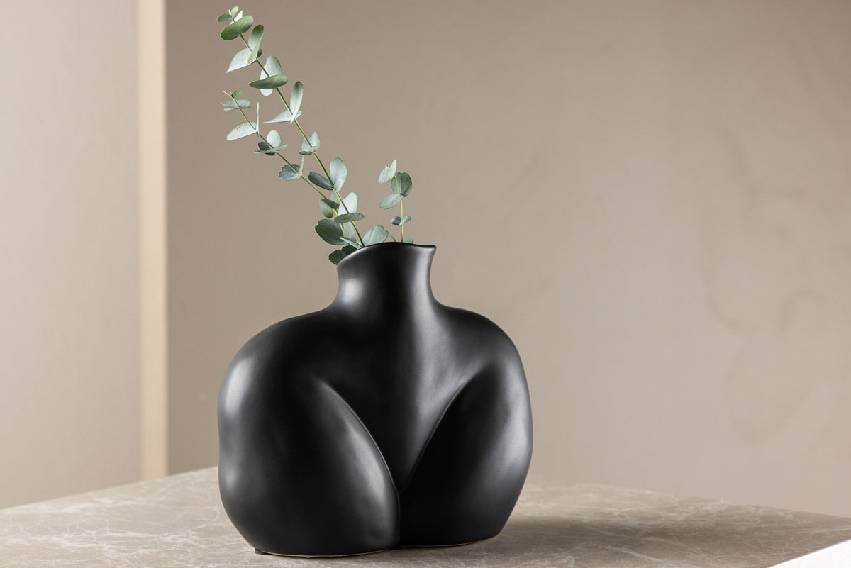 Cremefarbene Harvey Vase aus Steinzeug von Venture Home mit geschwungener, an die weibliche Form angelehnter Silhouette.