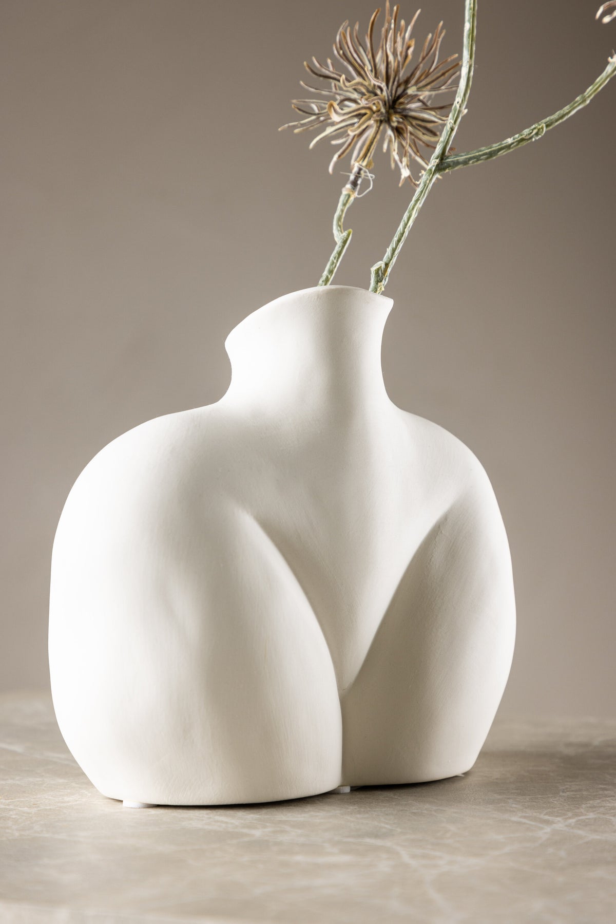 Cremefarbene Harvey Vase aus Steinzeug von Venture Home mit geschwungener, an die weibliche Form angelehnter Silhouette.