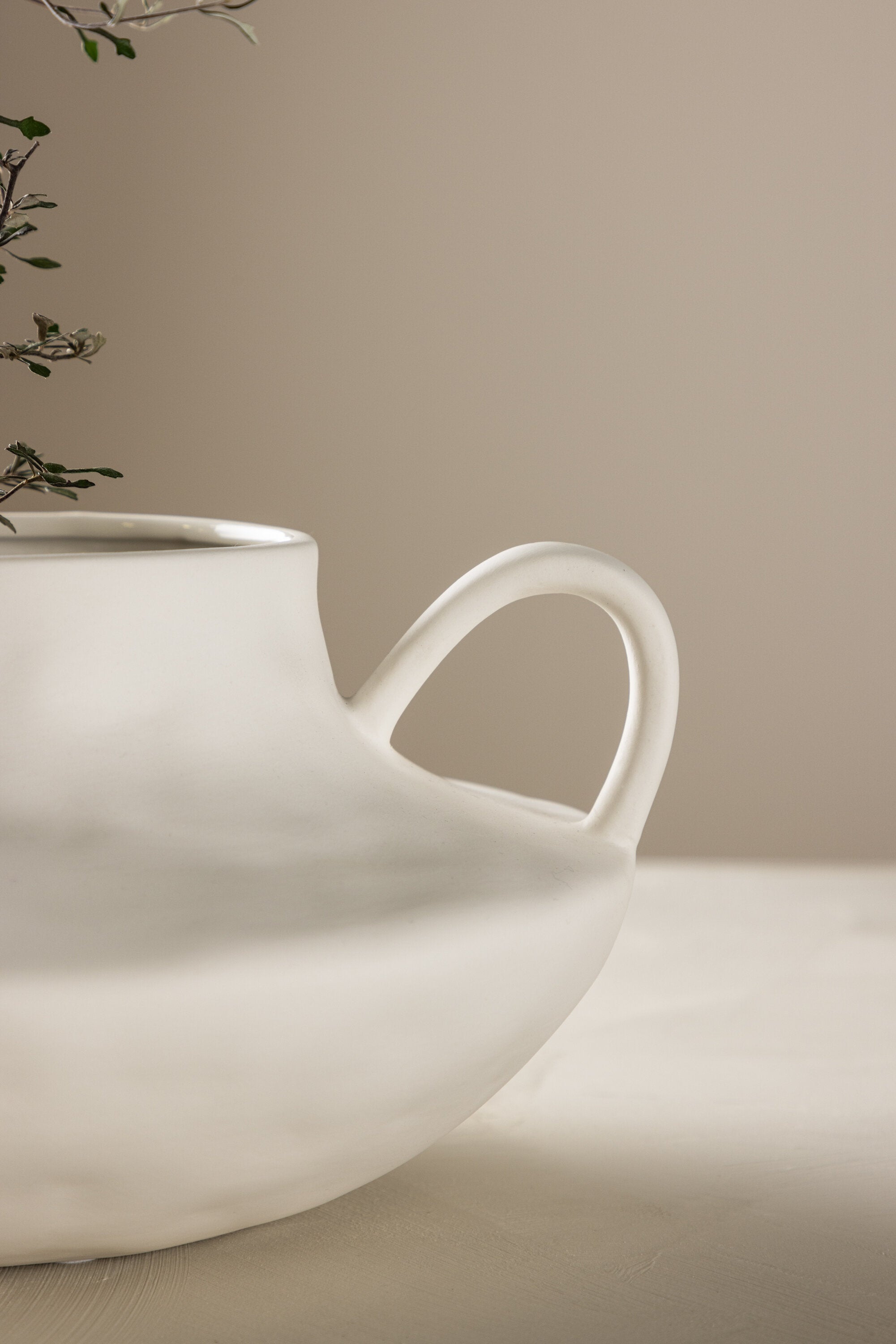 Holda Vase in Cremefarben präsentiert im Onlineshop von KAQTU Design AG. Vase ist von Venture Home