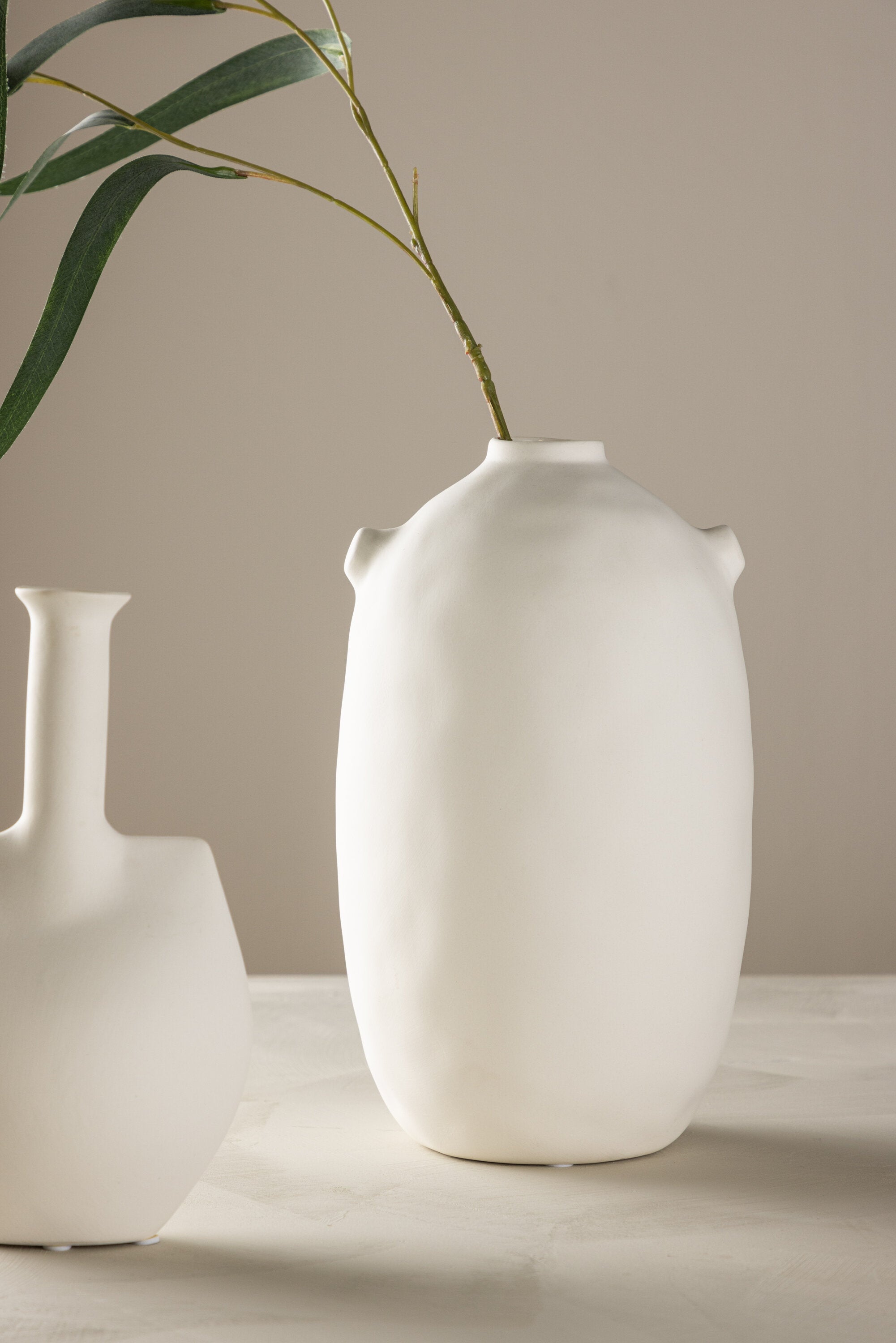 Madi Vase in Cremefarben präsentiert im Onlineshop von KAQTU Design AG. Vase ist von Venture Home