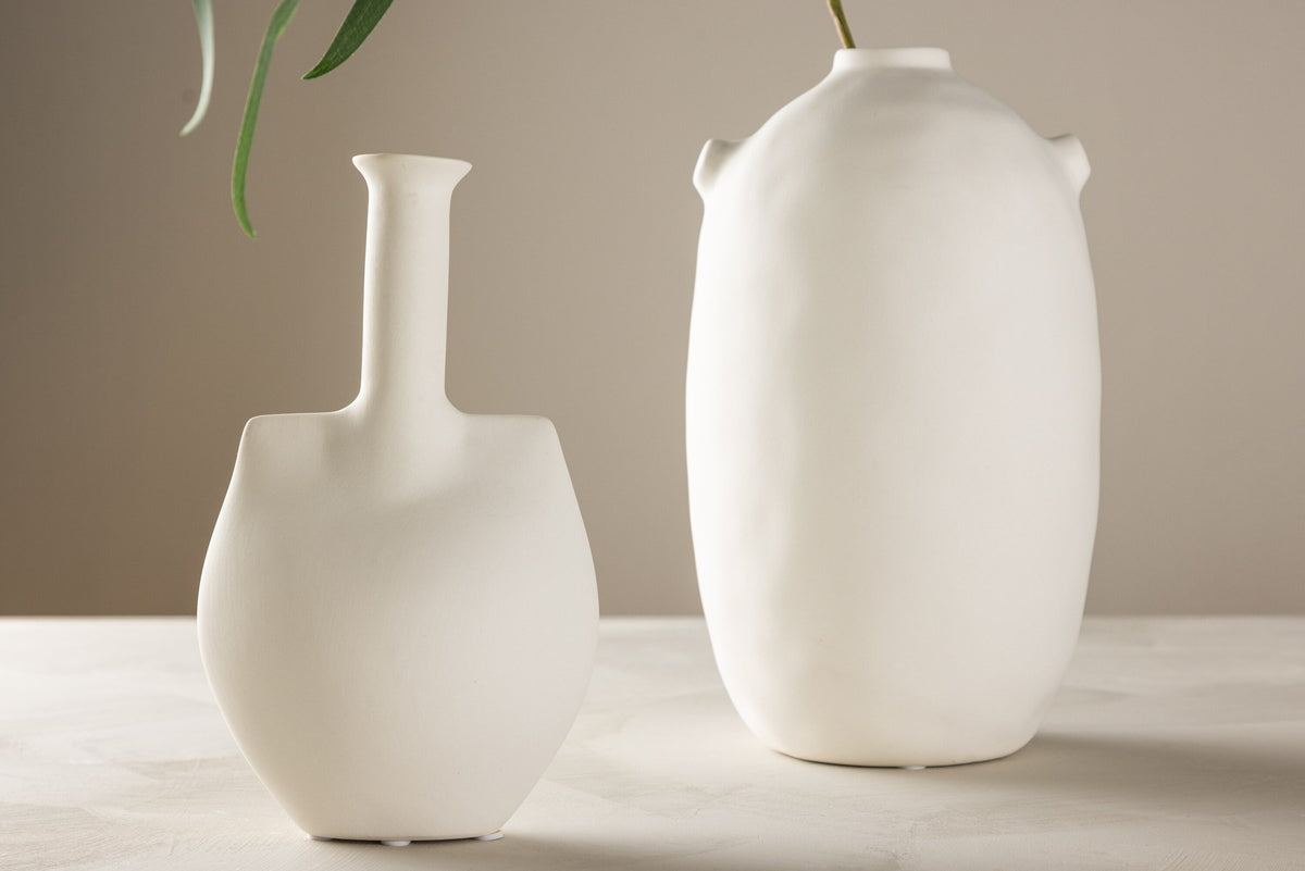 Cremefarbene Steinzeug-Vase mit schlankem, langem Hals und bauchiger Basis, Modell Madi von Venture Home, Off-White-Ton.