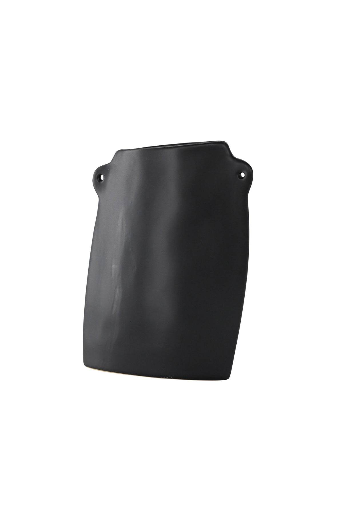 Schwarze Hie Vase von Venture Home aus Steinzeug mit schmaler Öffnung und zwei seitlichen Griffen, freigestellt fotografiert.