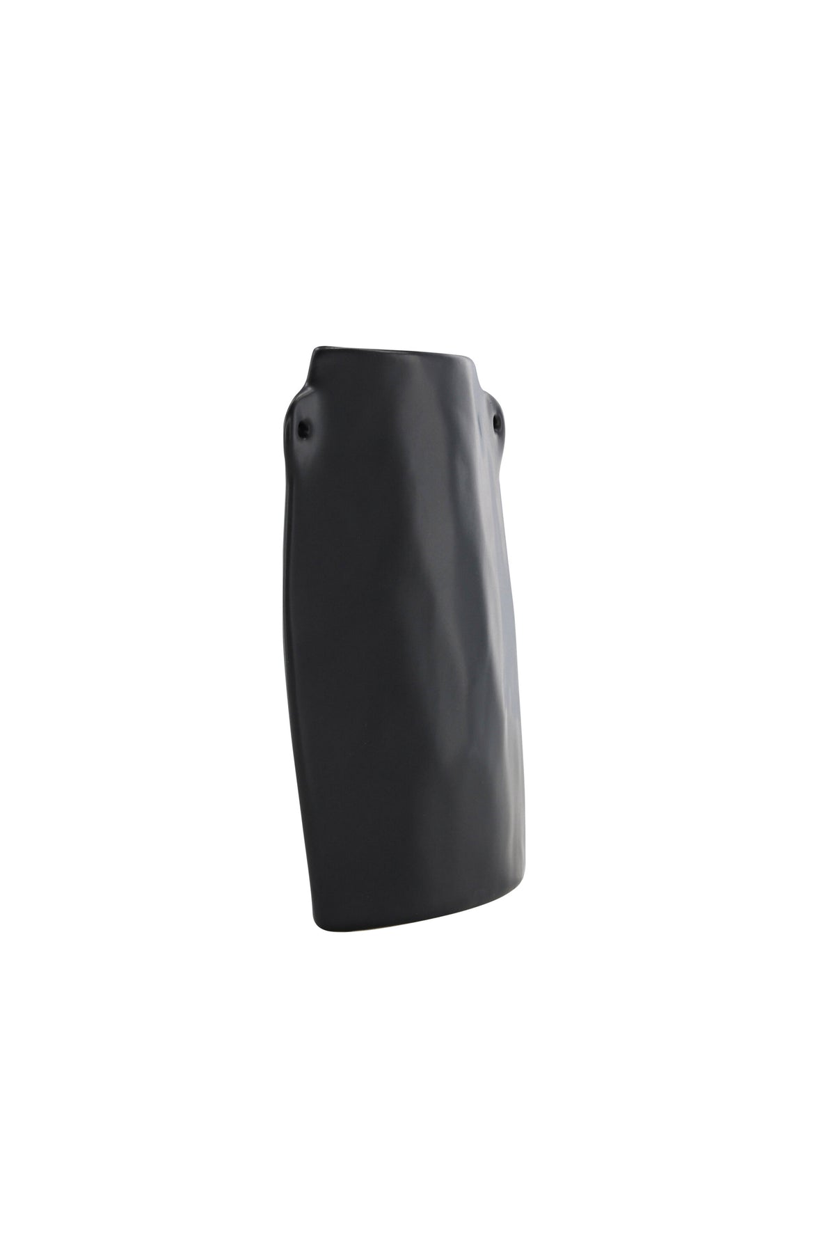 Schwarze Hie Vase von Venture Home aus Steinzeug mit schmaler Öffnung und zwei seitlichen Griffen, freigestellt fotografiert.
