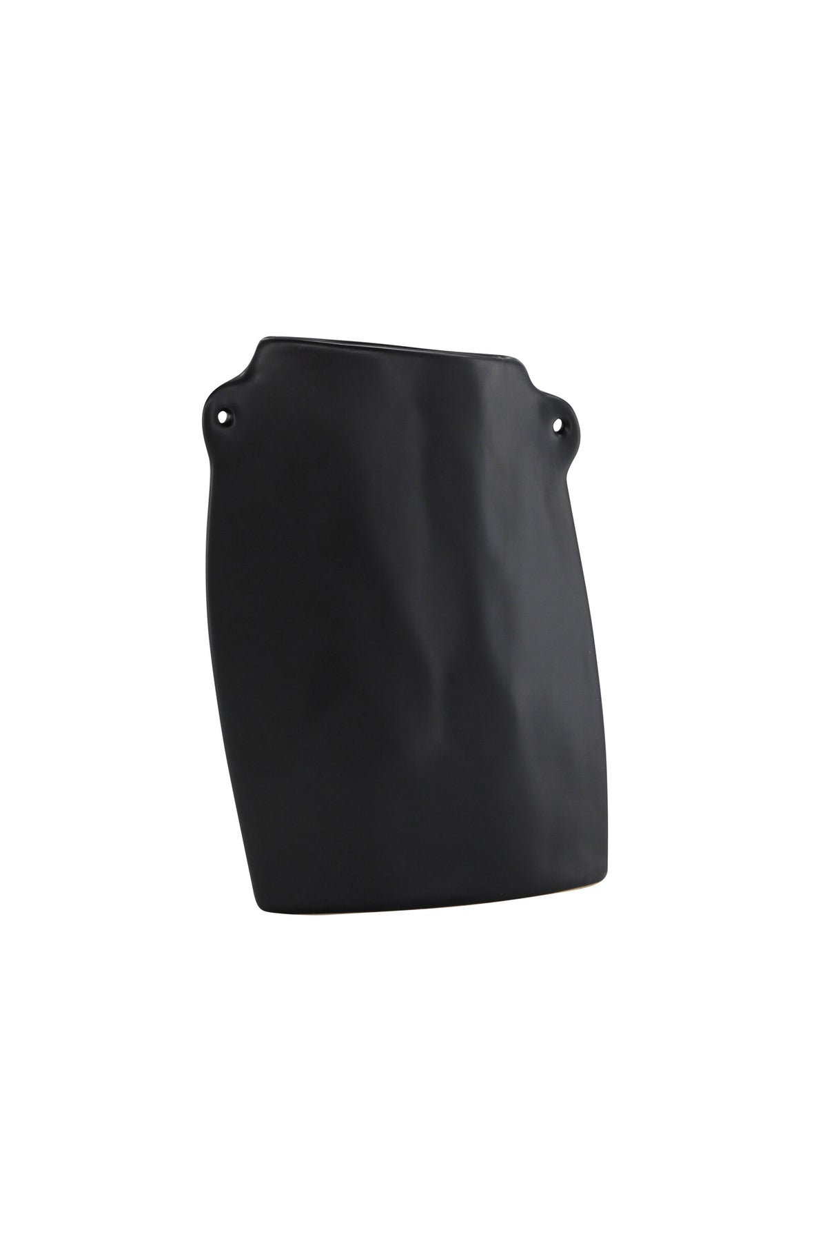Schwarze Hie Vase von Venture Home aus Steinzeug mit schmaler Öffnung und zwei seitlichen Griffen, freigestellt fotografiert.