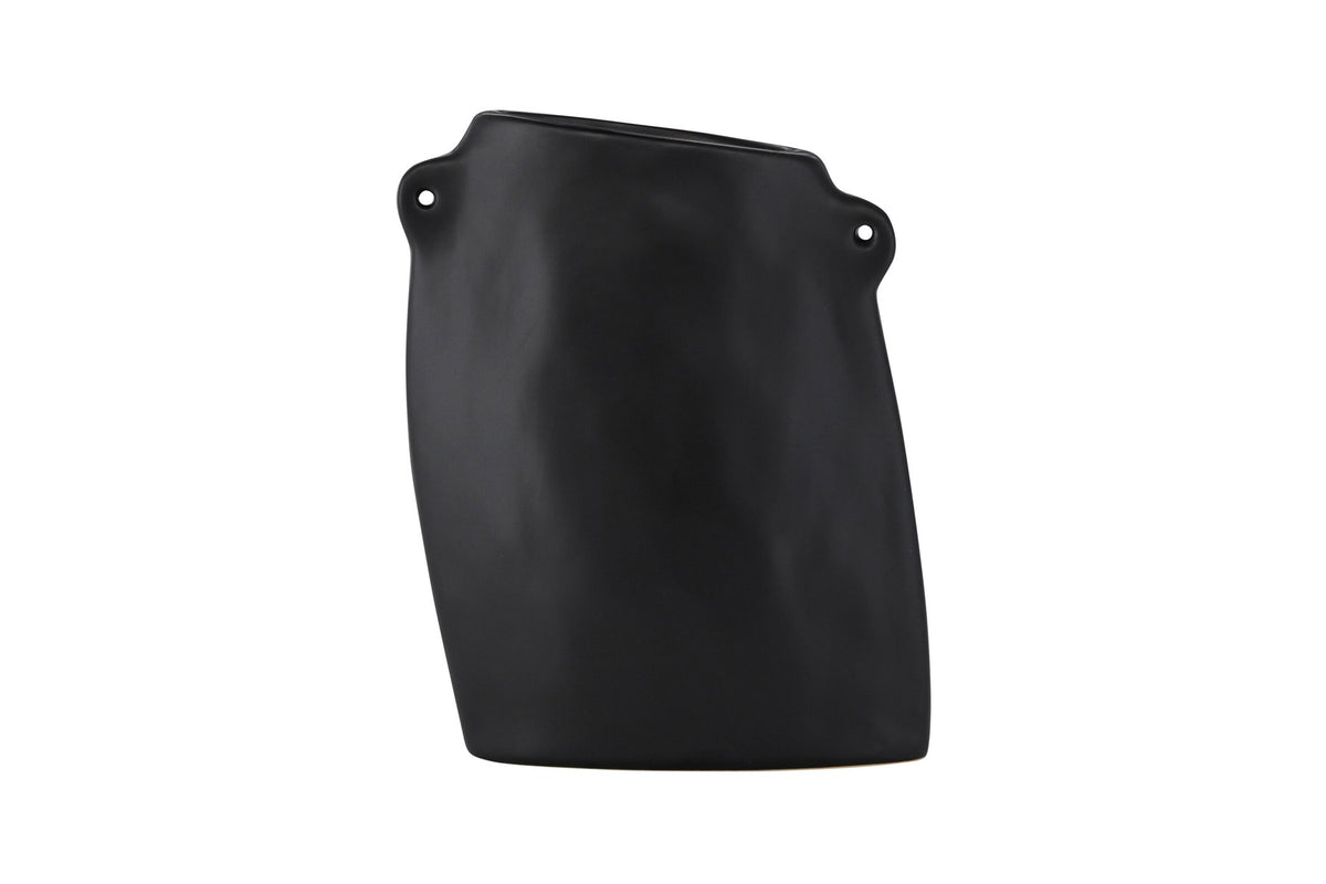 Schwarze Hie Vase von Venture Home aus Steinzeug mit schmaler Öffnung und zwei seitlichen Griffen, freigestellt fotografiert.