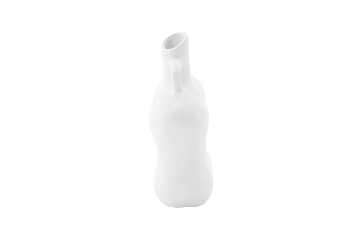 Weisse Vase Dity aus Steinzeug mit schmaler Öffnung, schlanker Form und glatter Oberfläche, freigestellt fotografiert.