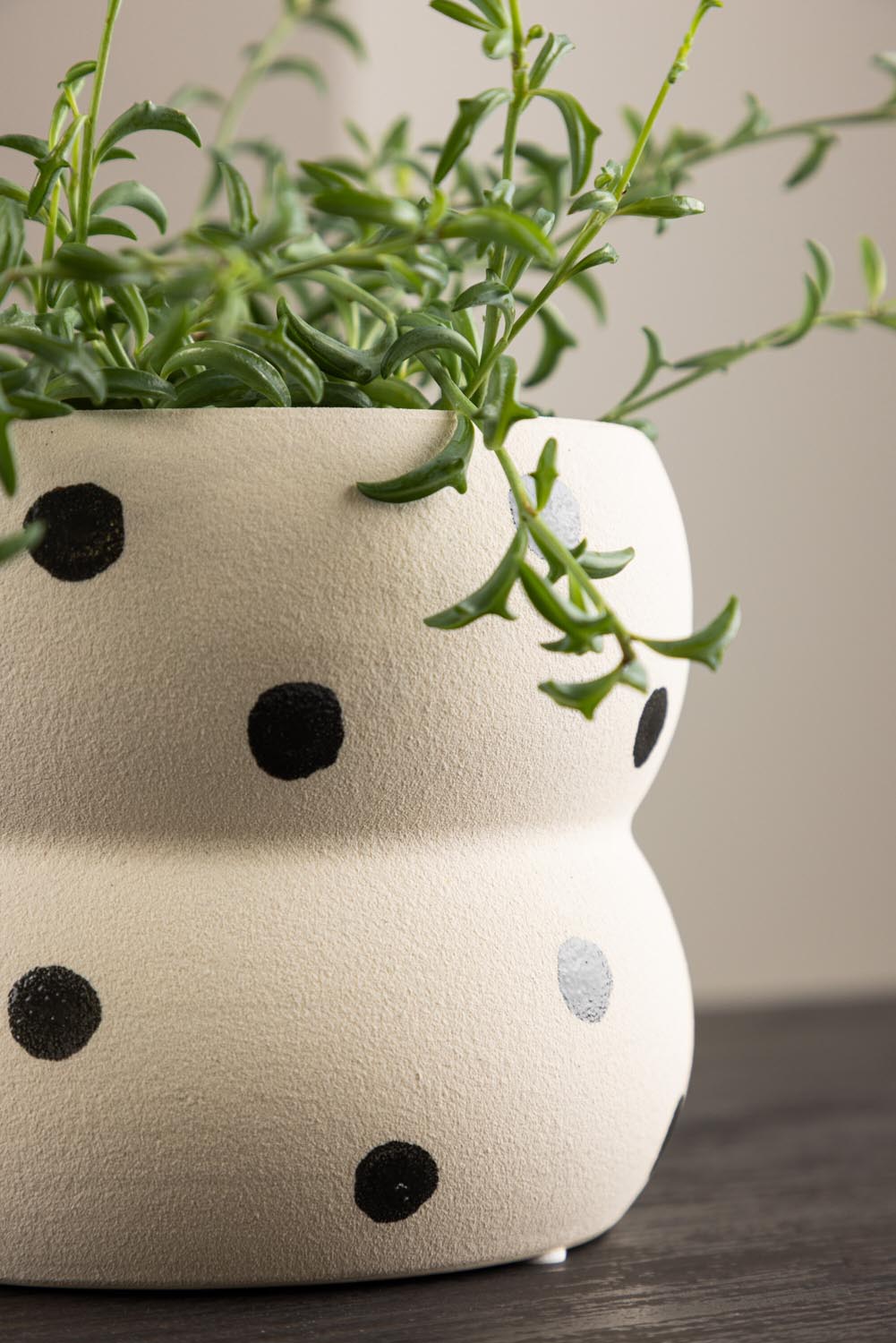 Dapne Vase von Venture Home aus Steinzeug in Schwarz-Weiss, rundliche Form mit einem Durchmesser von 16 cm und einer Höhe von 13 cm.