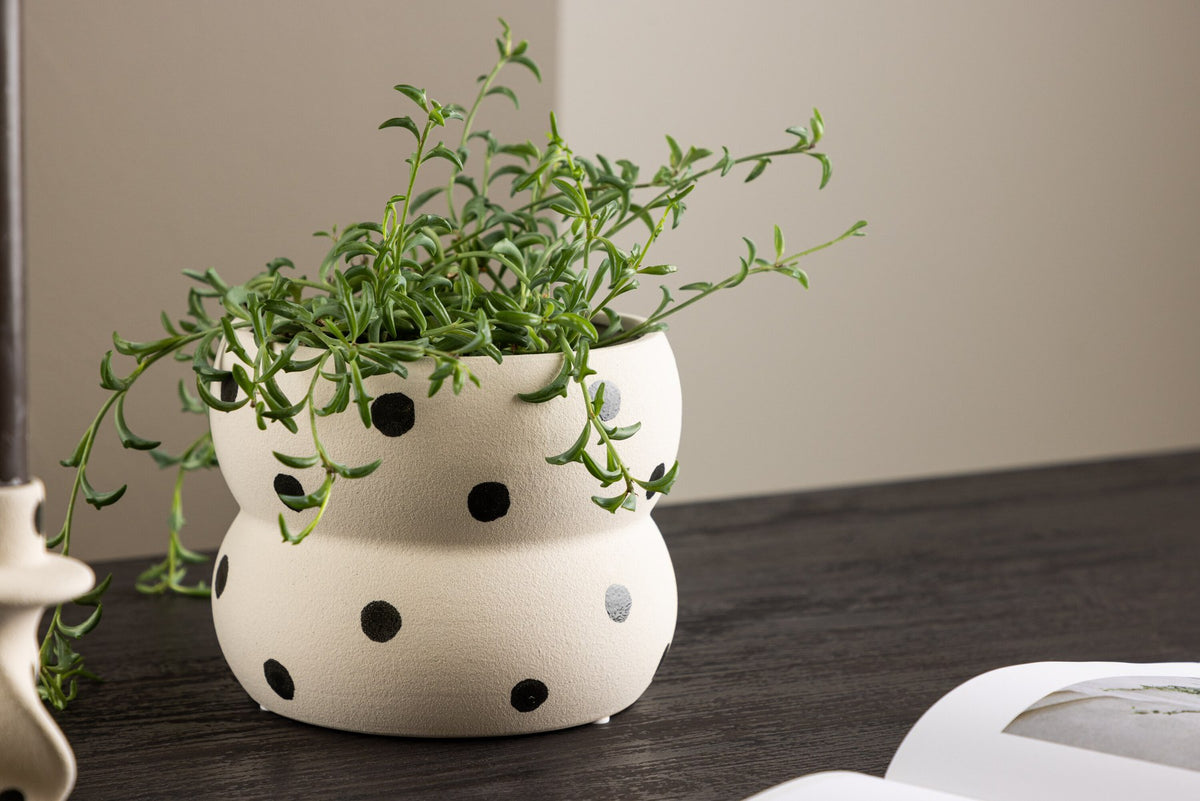 Dapne Vase von Venture Home aus Steinzeug in Schwarz-Weiss, rundliche Form mit einem Durchmesser von 16 cm und einer Höhe von 13 cm.