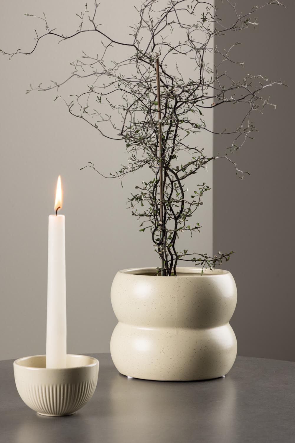 Dapne Vase von Venture Home aus Steinzeug in Schwarz-Weiss, rundliche Form mit einem Durchmesser von 16 cm und einer Höhe von 13 cm.
