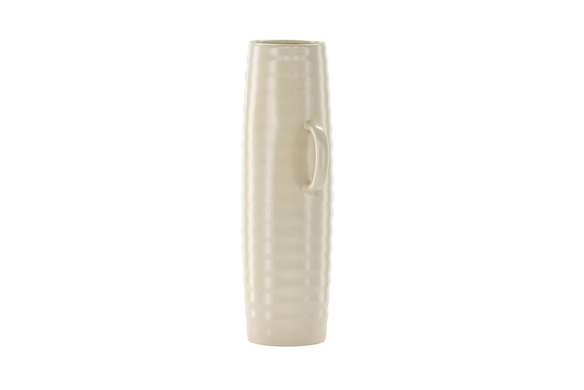 Beige Cent Vase von Venture Home aus Steinzeug mit wellenförmiger Struktur und zwei asymmetrisch angebrachten Griffen an den Seiten.