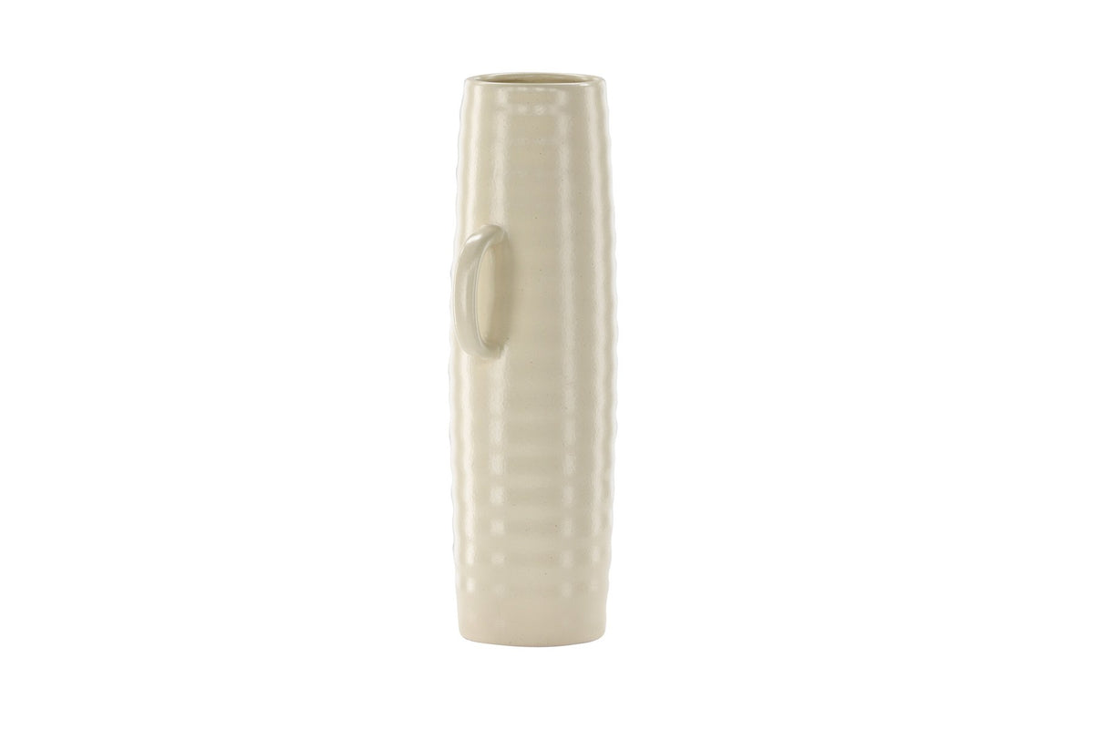 Beige Cent Vase von Venture Home aus Steinzeug mit wellenförmiger Struktur und zwei asymmetrisch angebrachten Griffen an den Seiten.